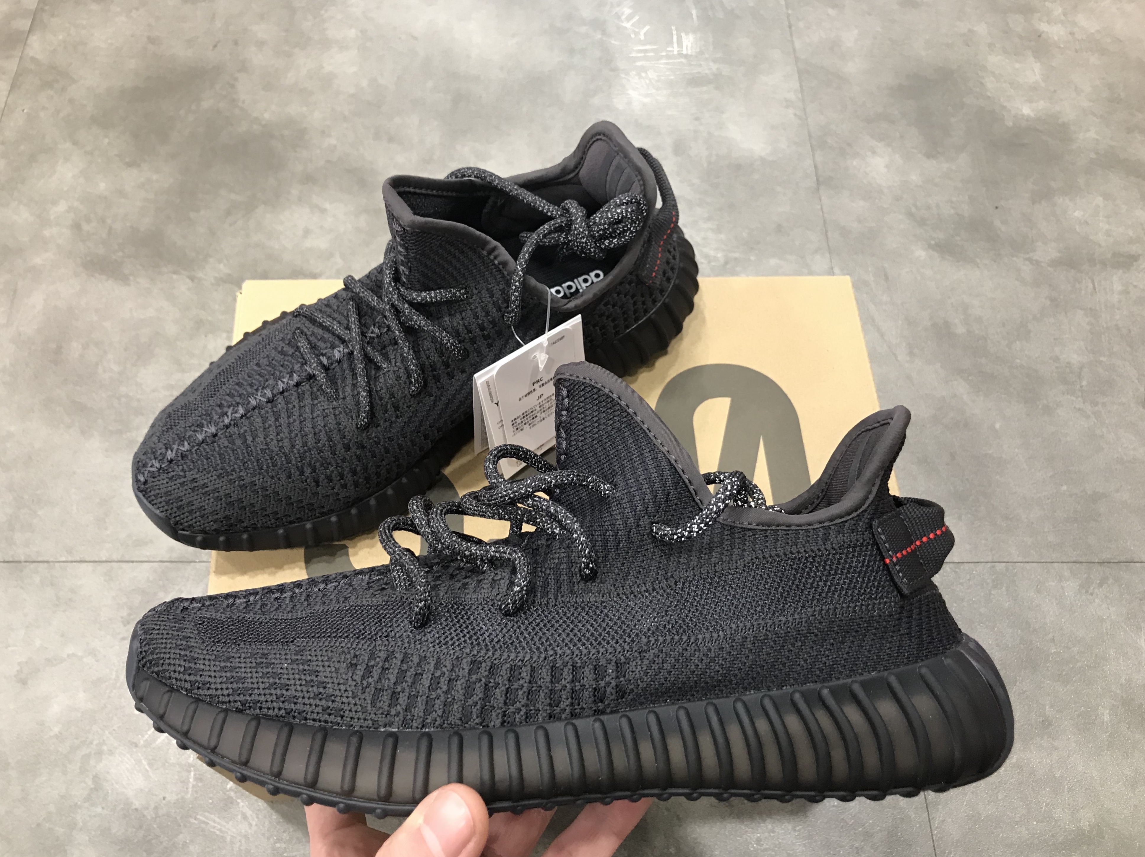 Adidas Yeezy Boost 350 V2 Black - Non-Reflective 착용 스타일