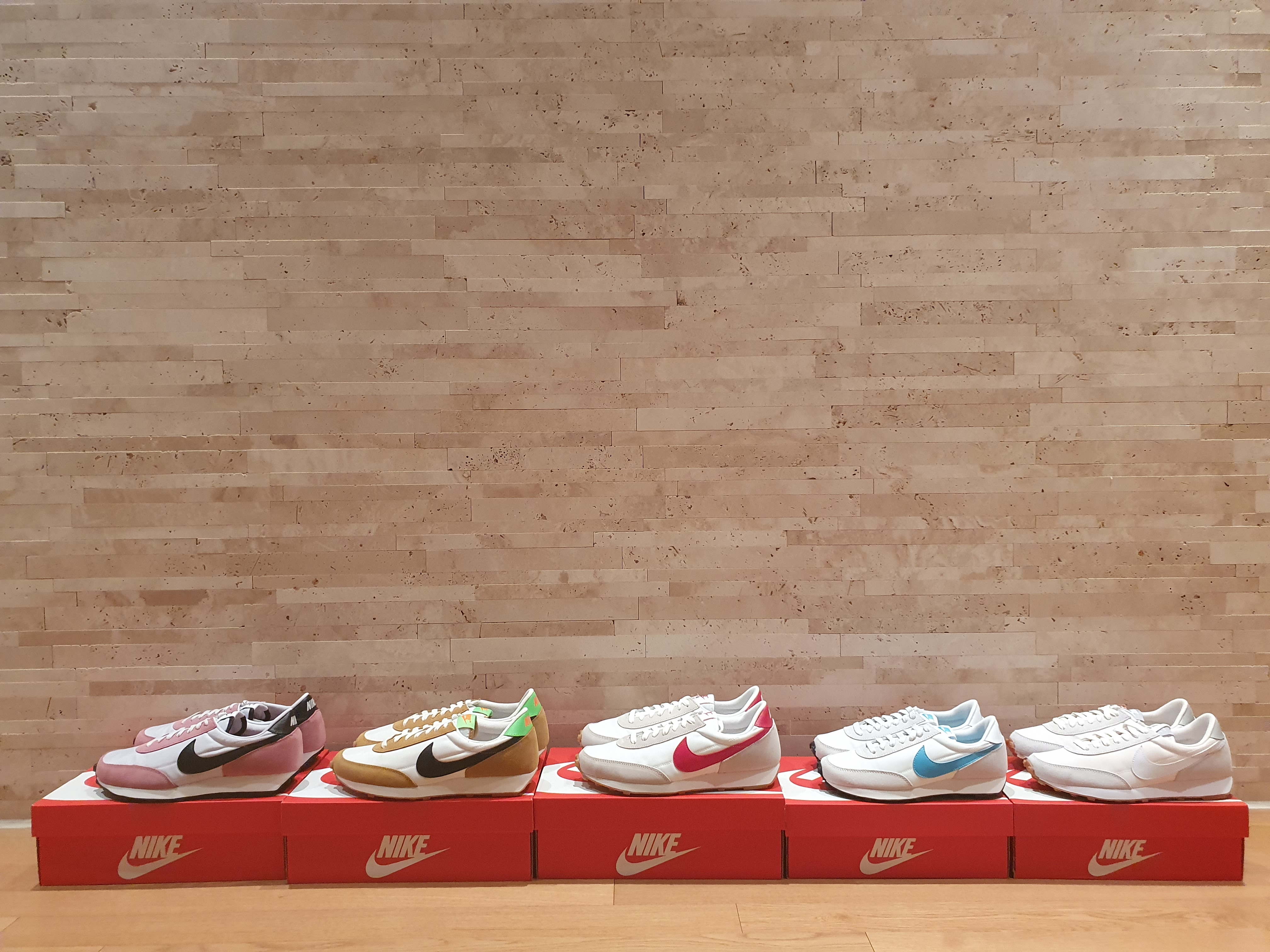 (W) Nike Daybreak Wheat, (W) Nike Daybreak Summit White 착용 스타일
