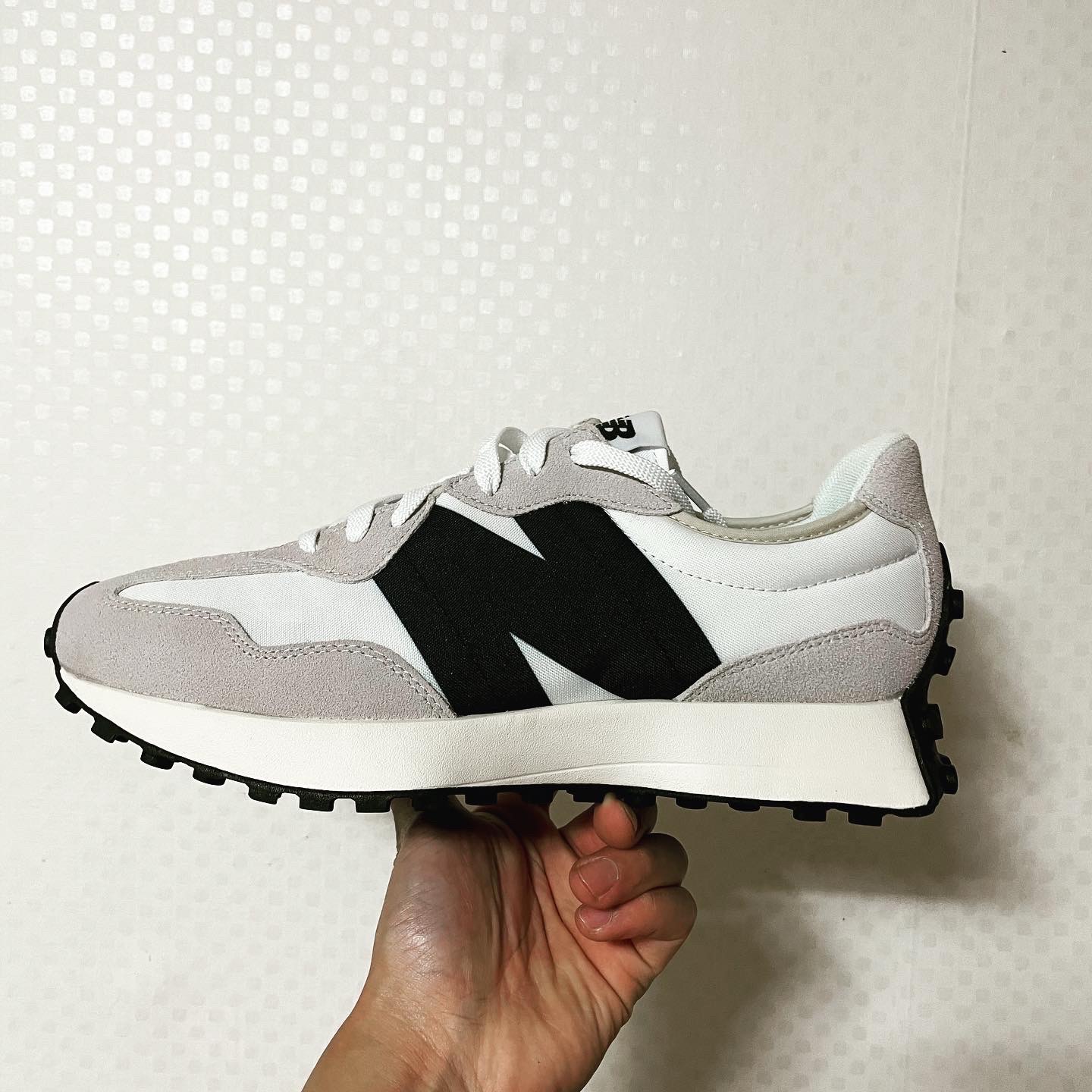 New Balance 327 White Black 착용 스타일 - 2