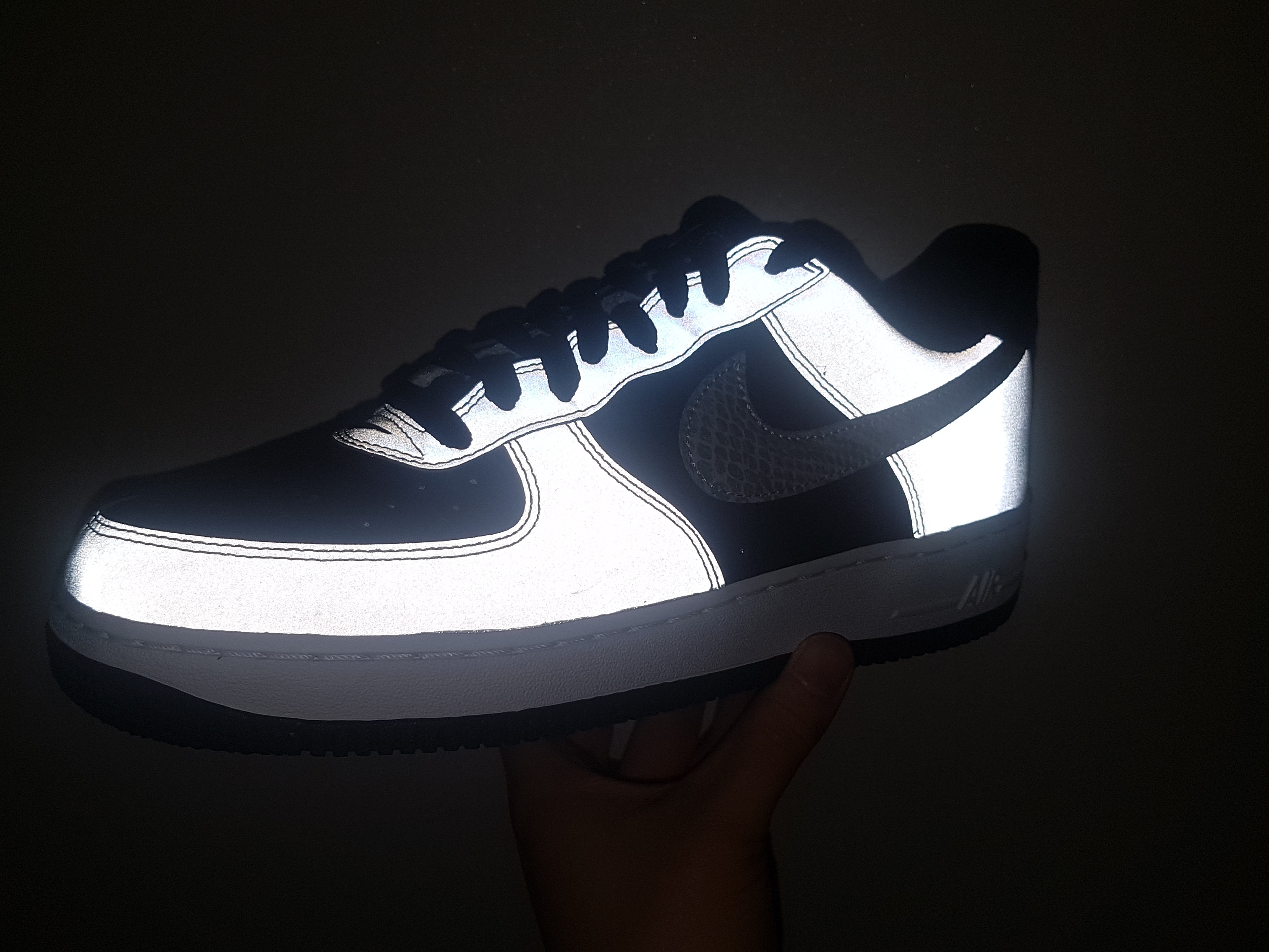 Nike Air Force 1 B Silver Snake 착용 스타일 - 2