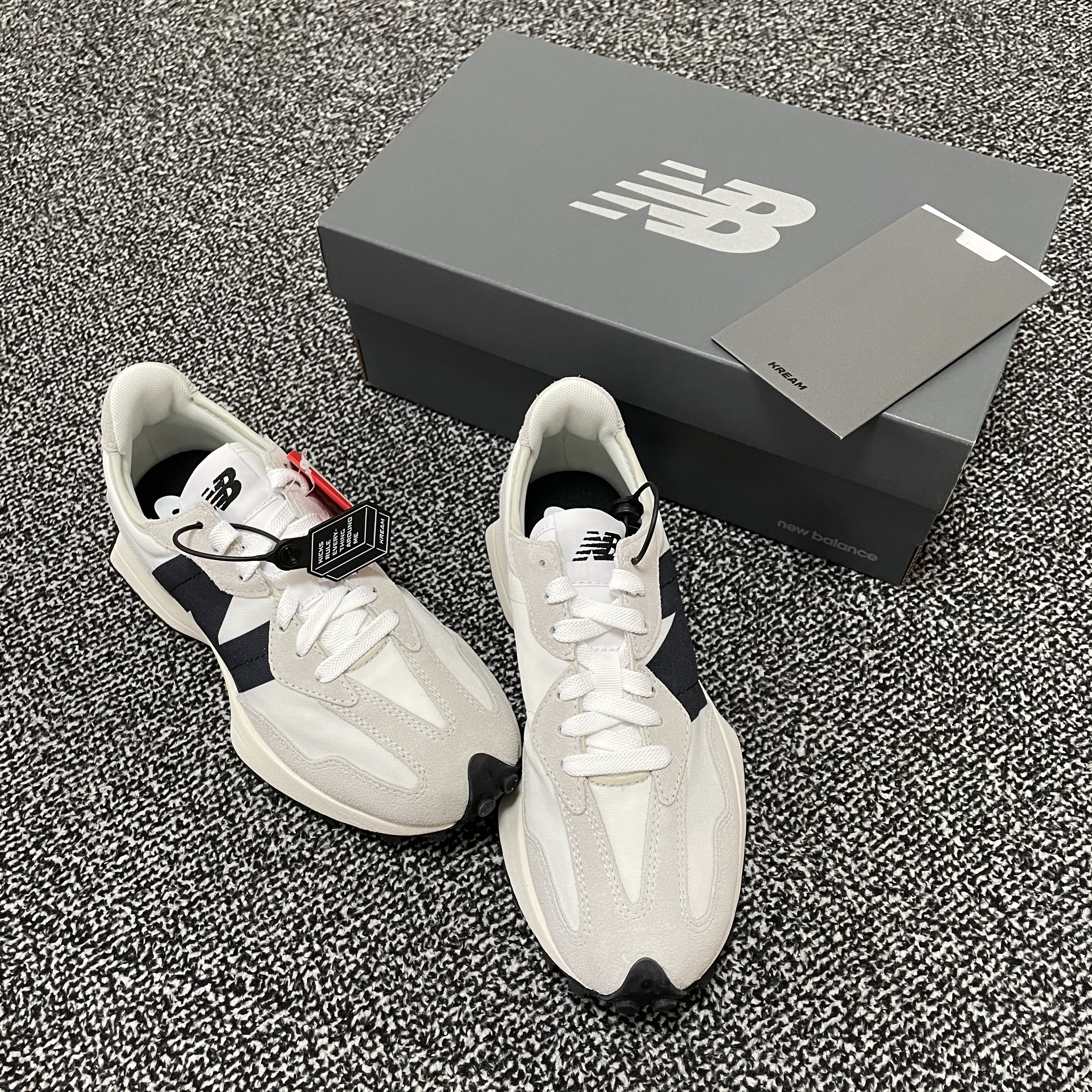 New Balance 327 White Black 착용 스타일