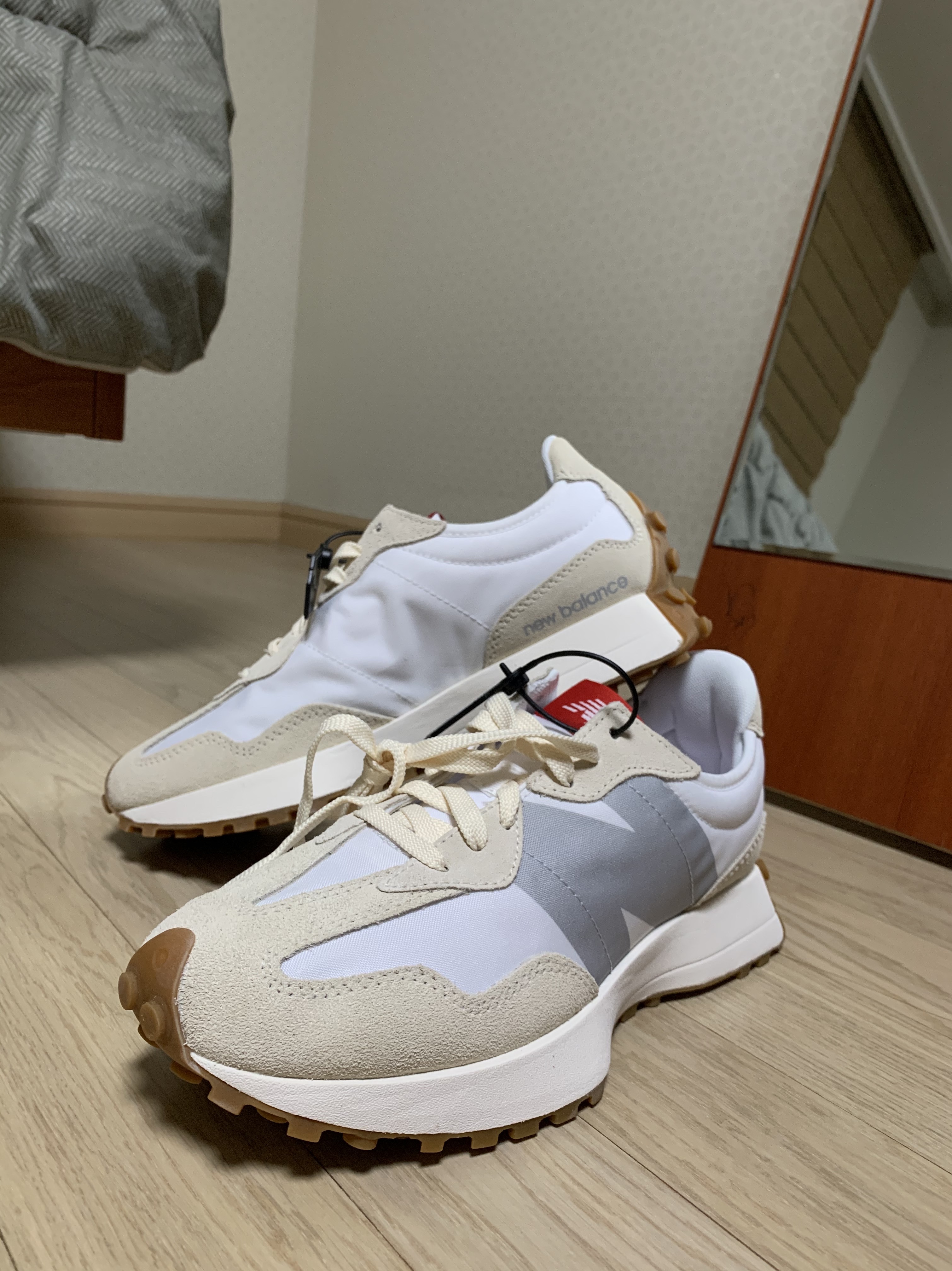 New Balance 327 White Silver Gum 착용 스타일