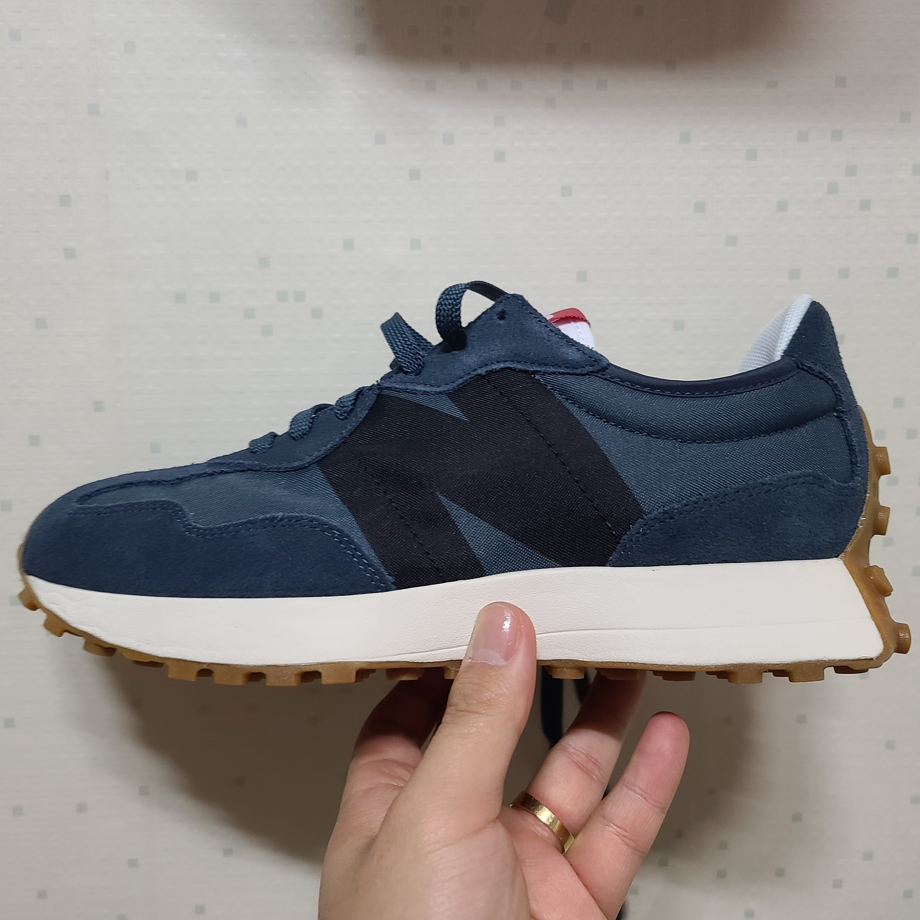 New Balance 327 Princess Blue Black 착용 스타일 - 2