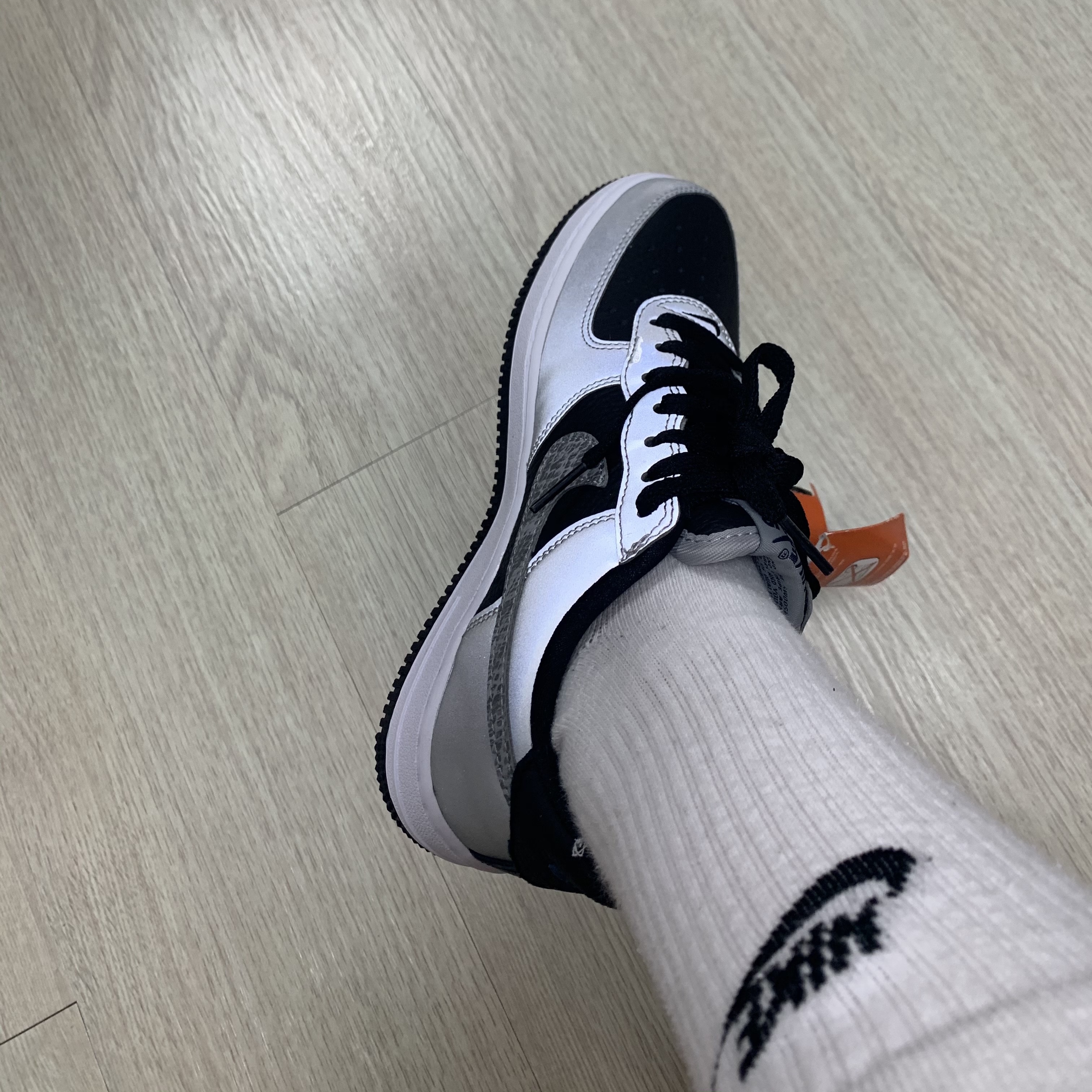 Nike Air Force 1 B Silver Snake 착용 스타일 - 4