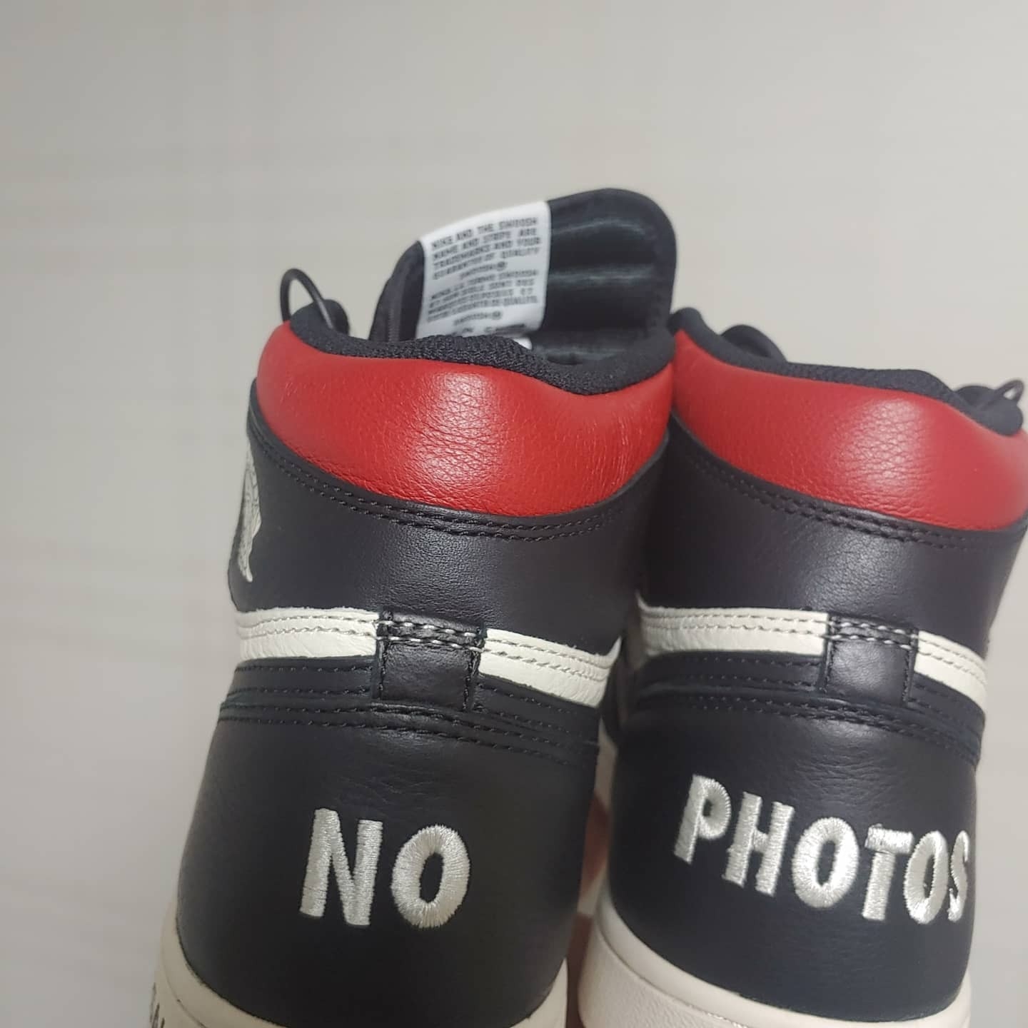 Jordan 1 Retro High Not for Resale Varsity Red 착용 스타일 - 1