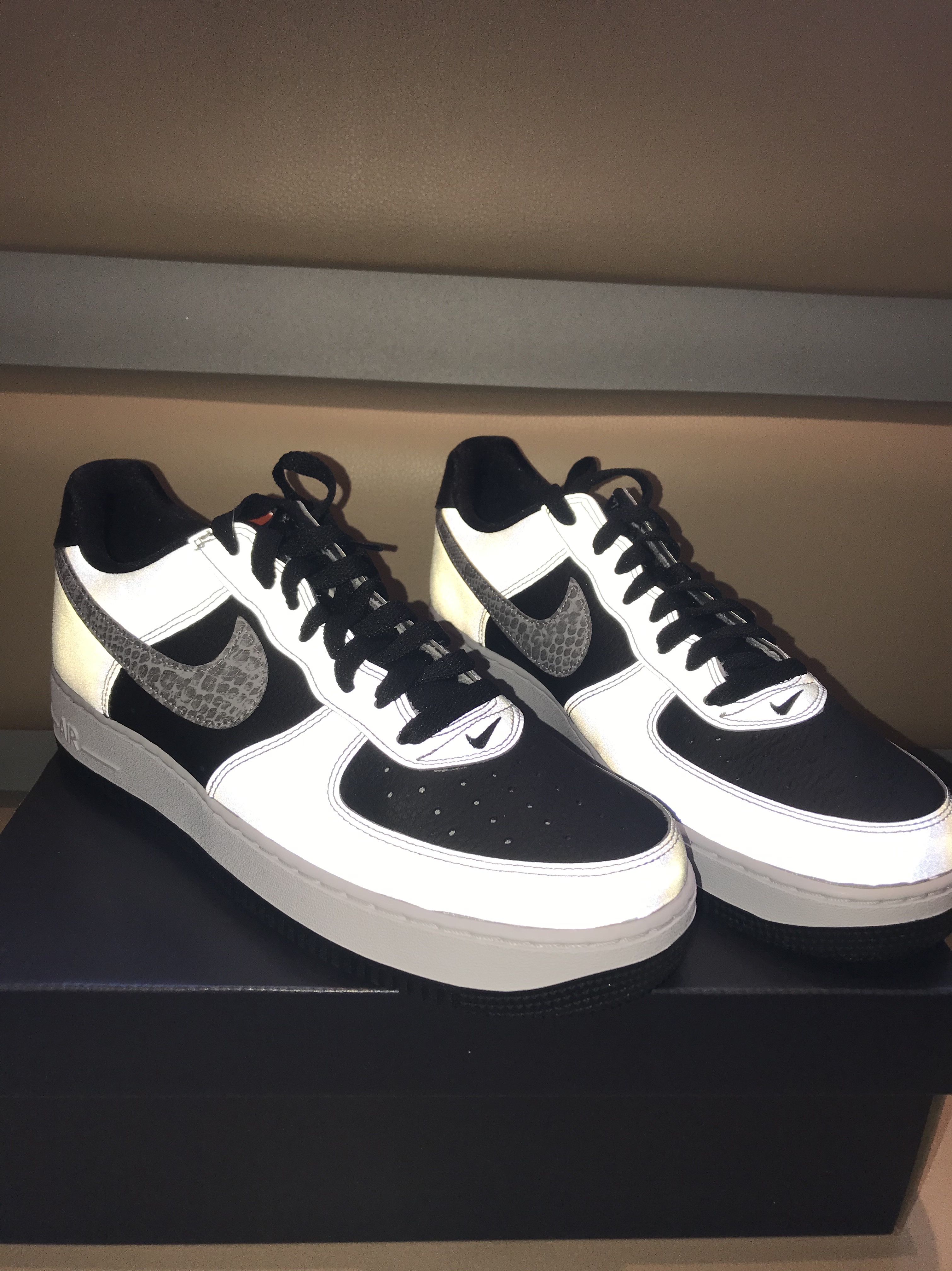 Nike Air Force 1 B Silver Snake 착용 스타일 - 2