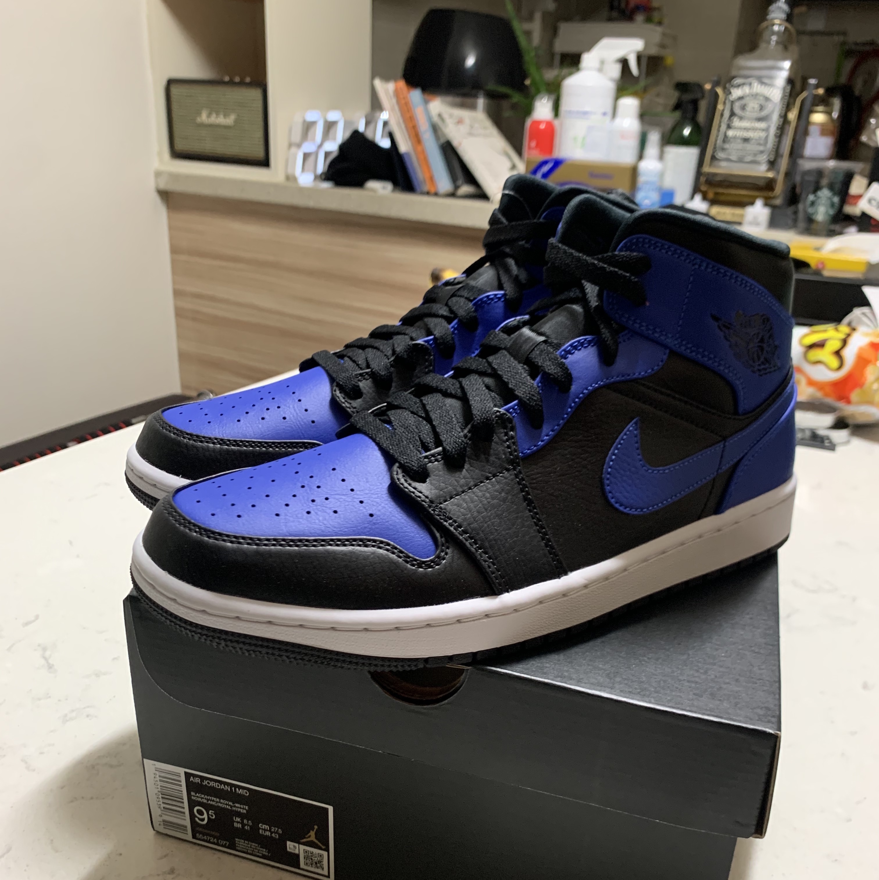Jordan 1 Mid Black Hyper Royal 착용 스타일 - 1
