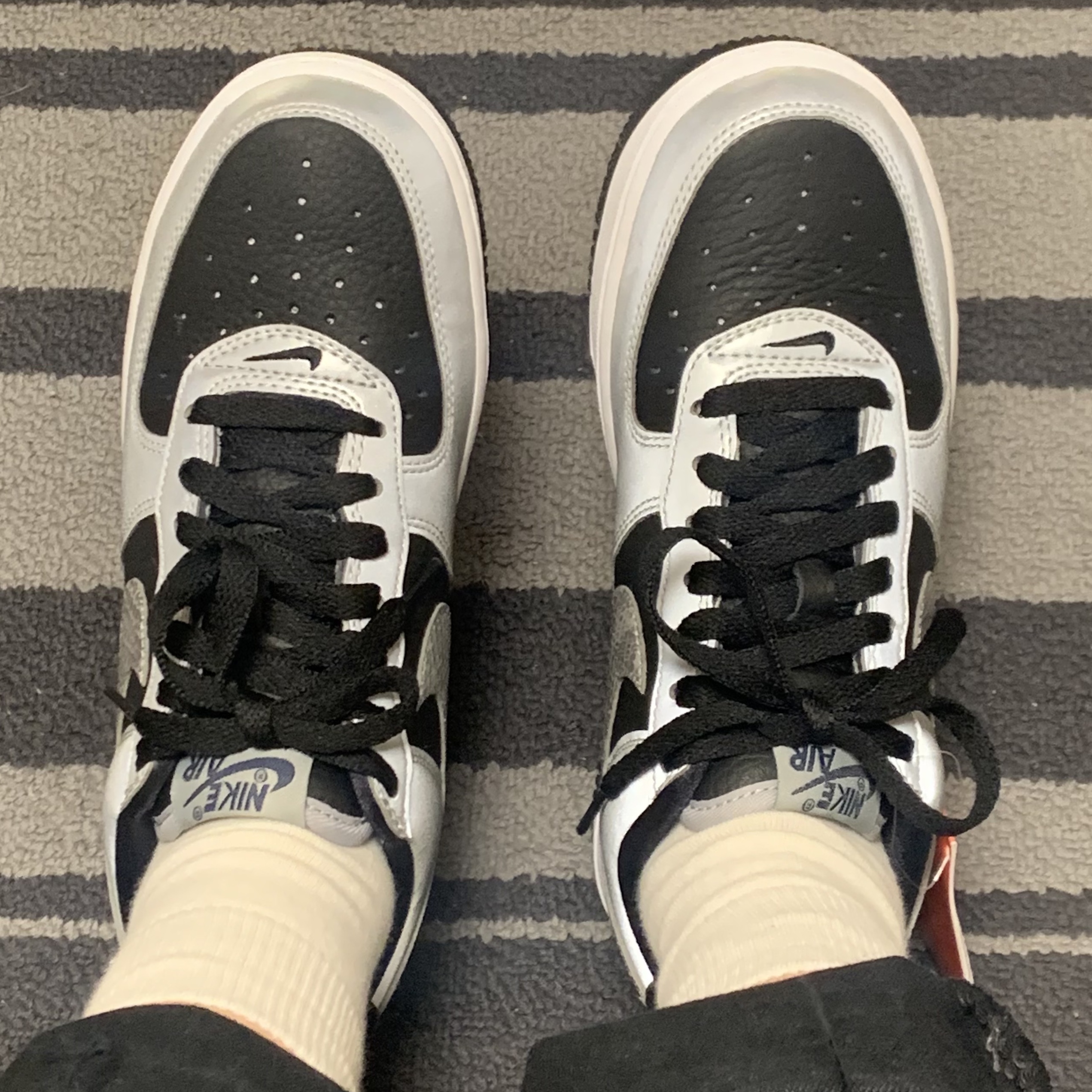 Nike Air Force 1 B Silver Snake 착용 스타일 - 1
