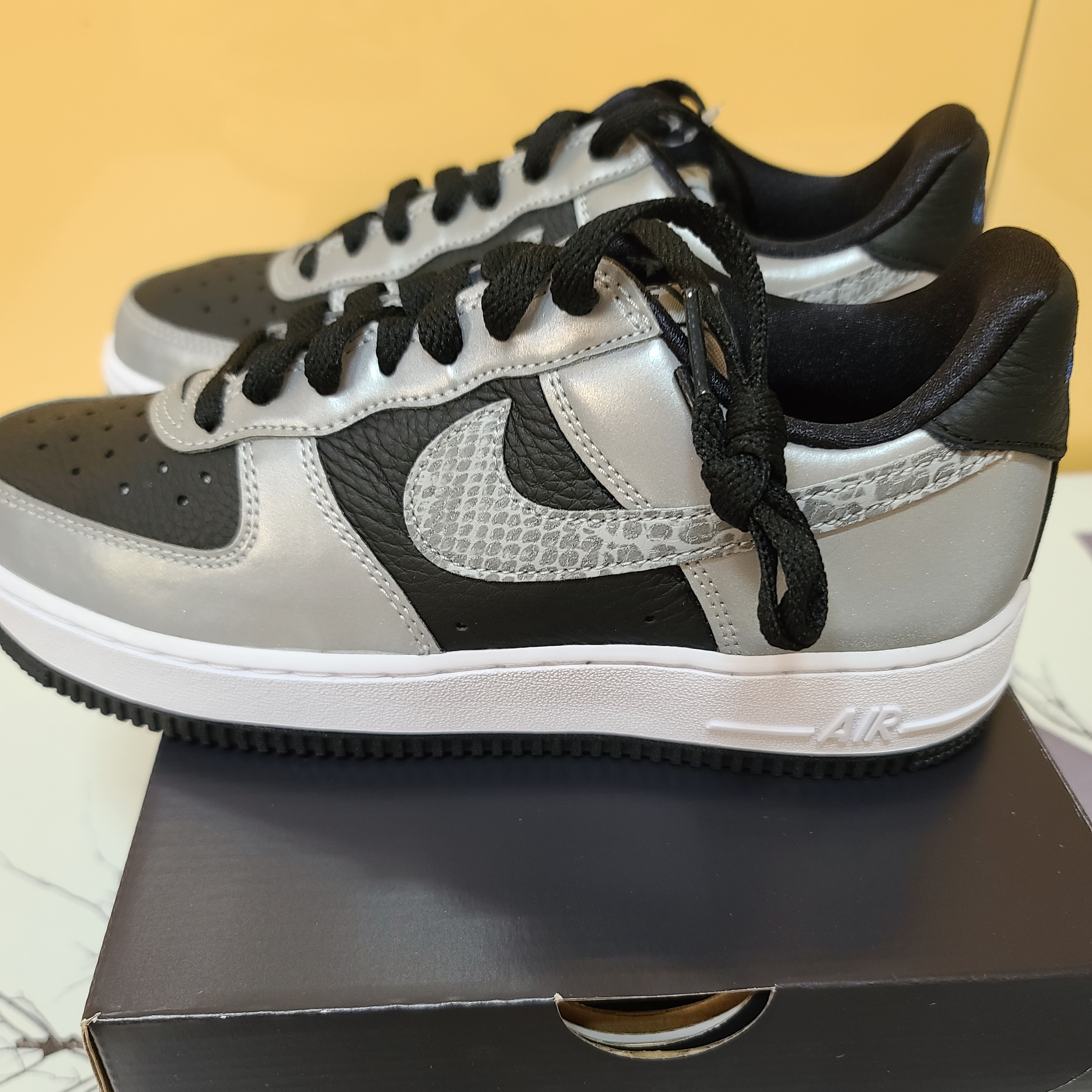 Nike Air Force 1 B Silver Snake 착용 스타일 - 2