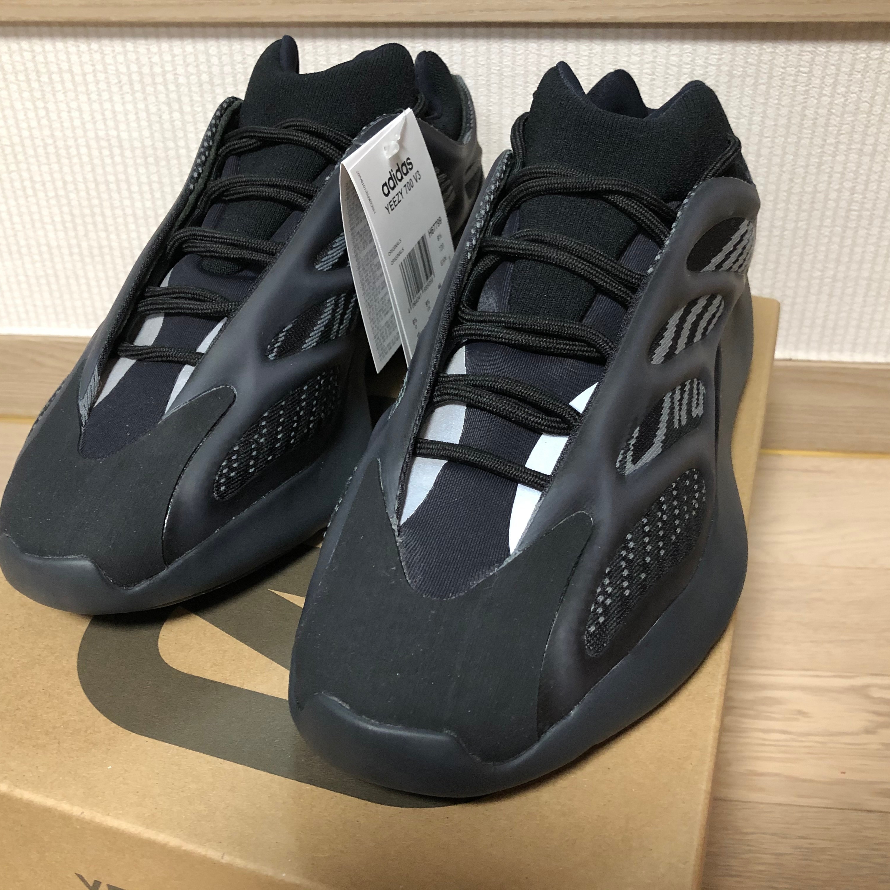 Adidas Yeezy 700 V3 Alvah 착용 스타일