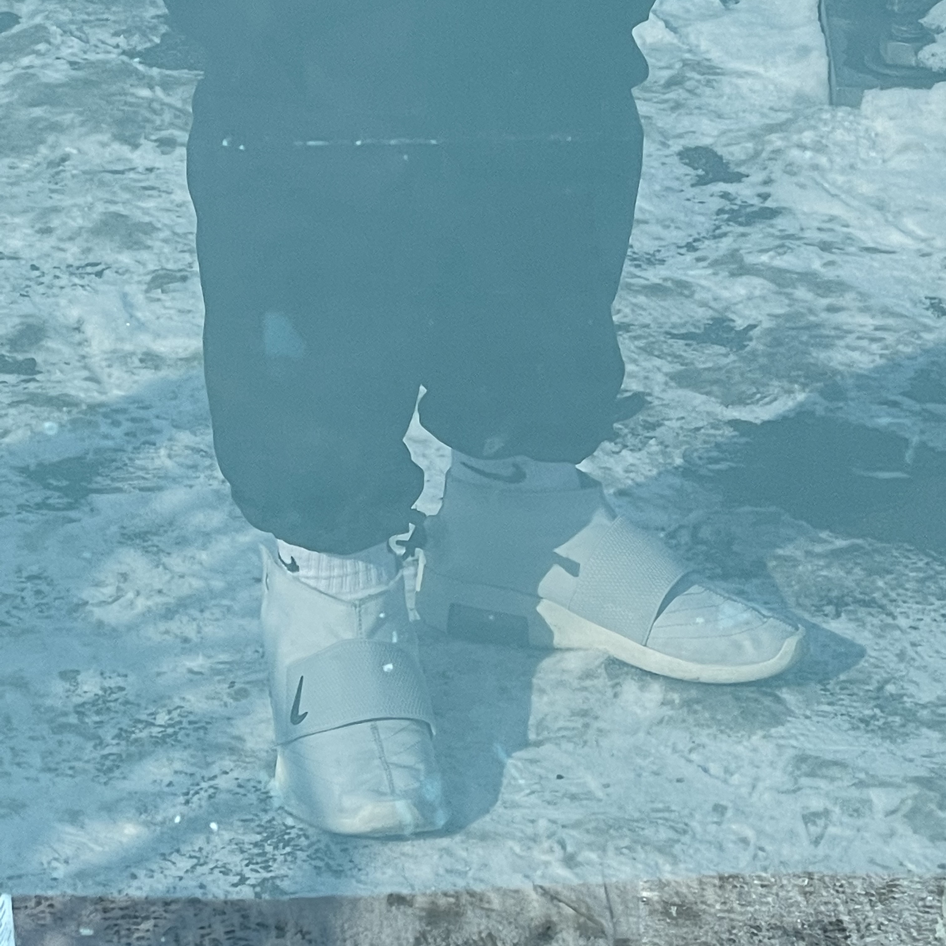 Nike x Fear of God Air Fear of God Moccasin Pure Platinum 착용 스타일