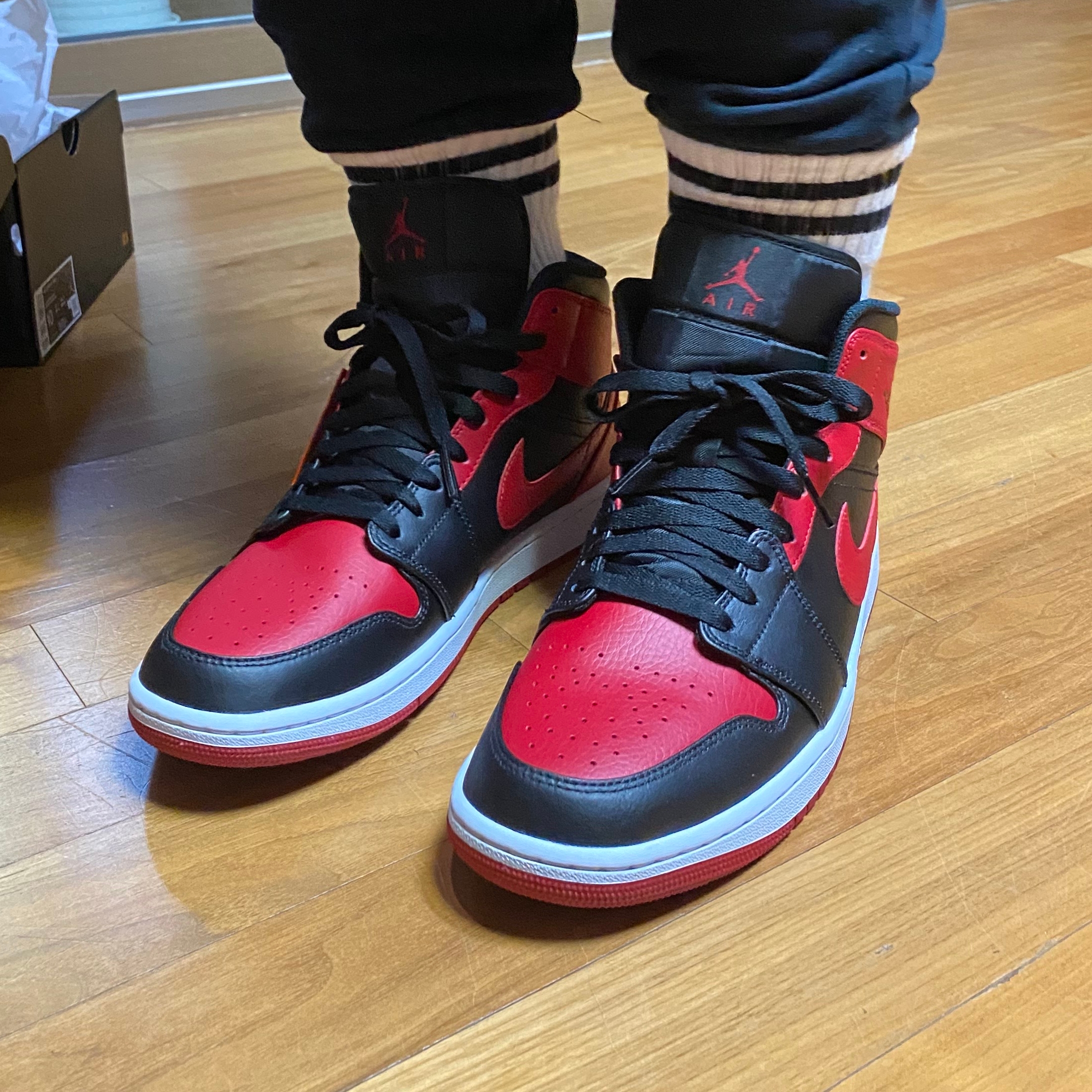 Jordan 1 Mid Bred Banned 2020 착용 스타일 - 3