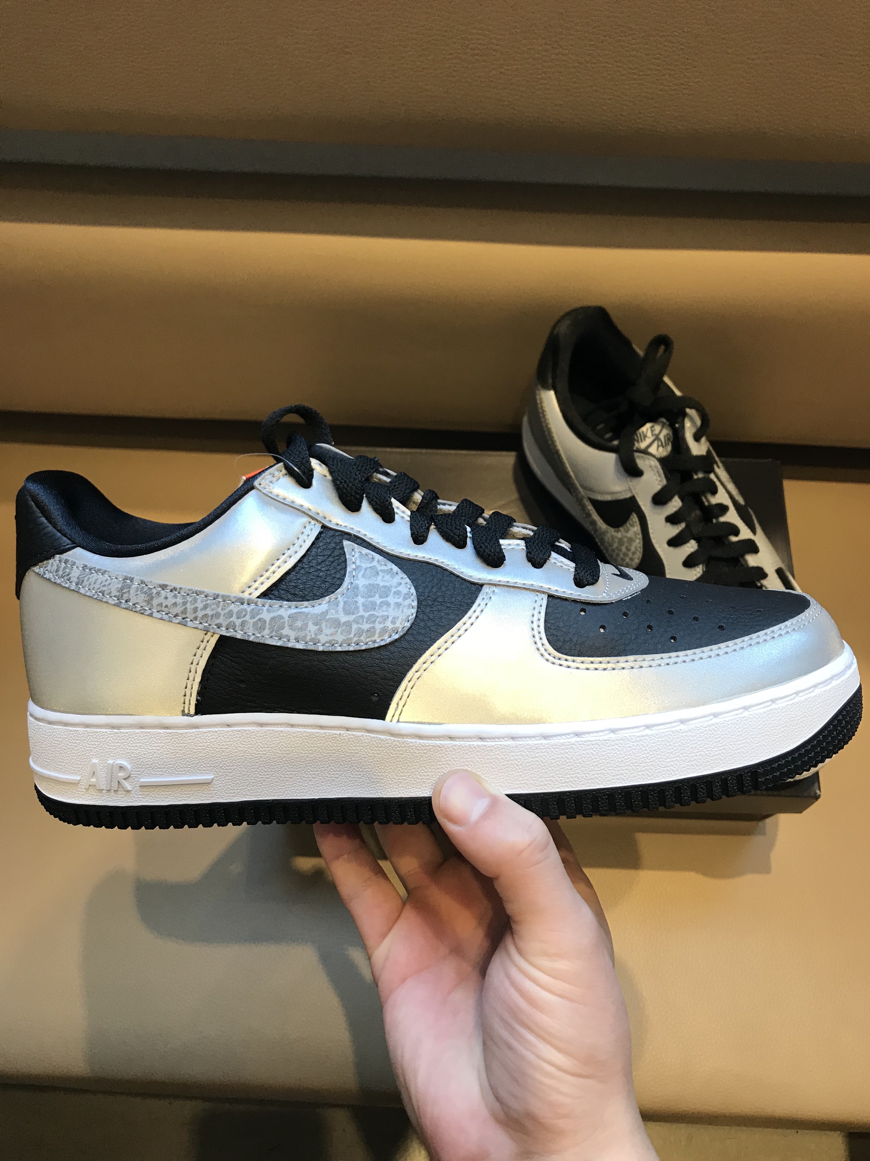 Nike Air Force 1 B Silver Snake 착용 스타일 - 3