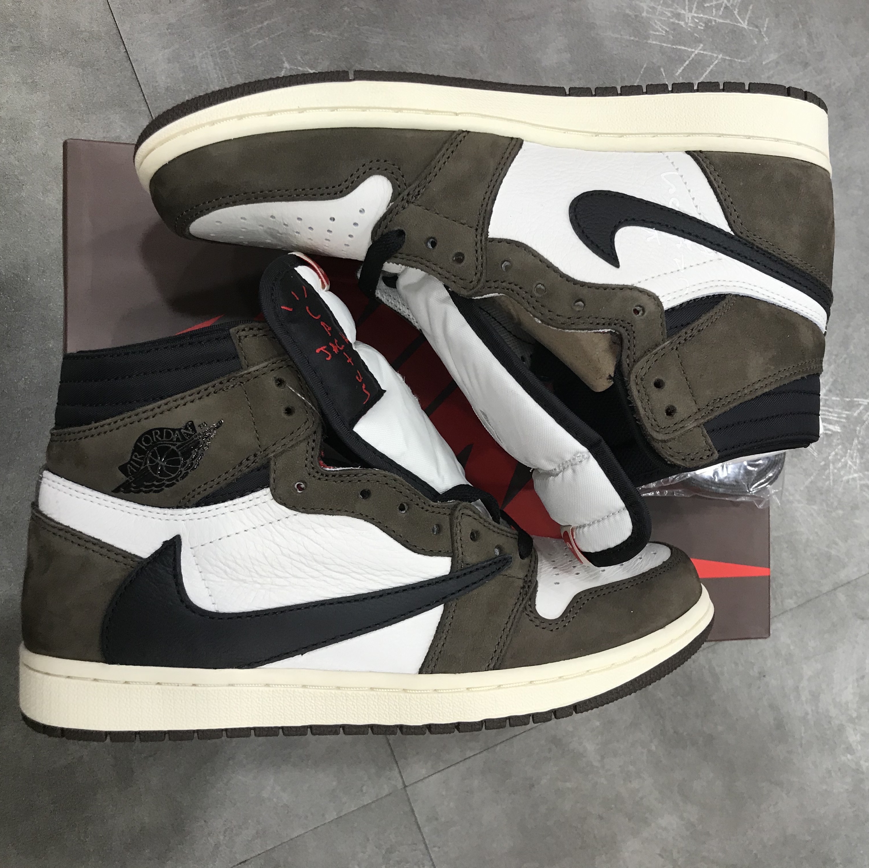 Jordan 1 x Travis Scott Retro High OG SP Mocha 착용 스타일