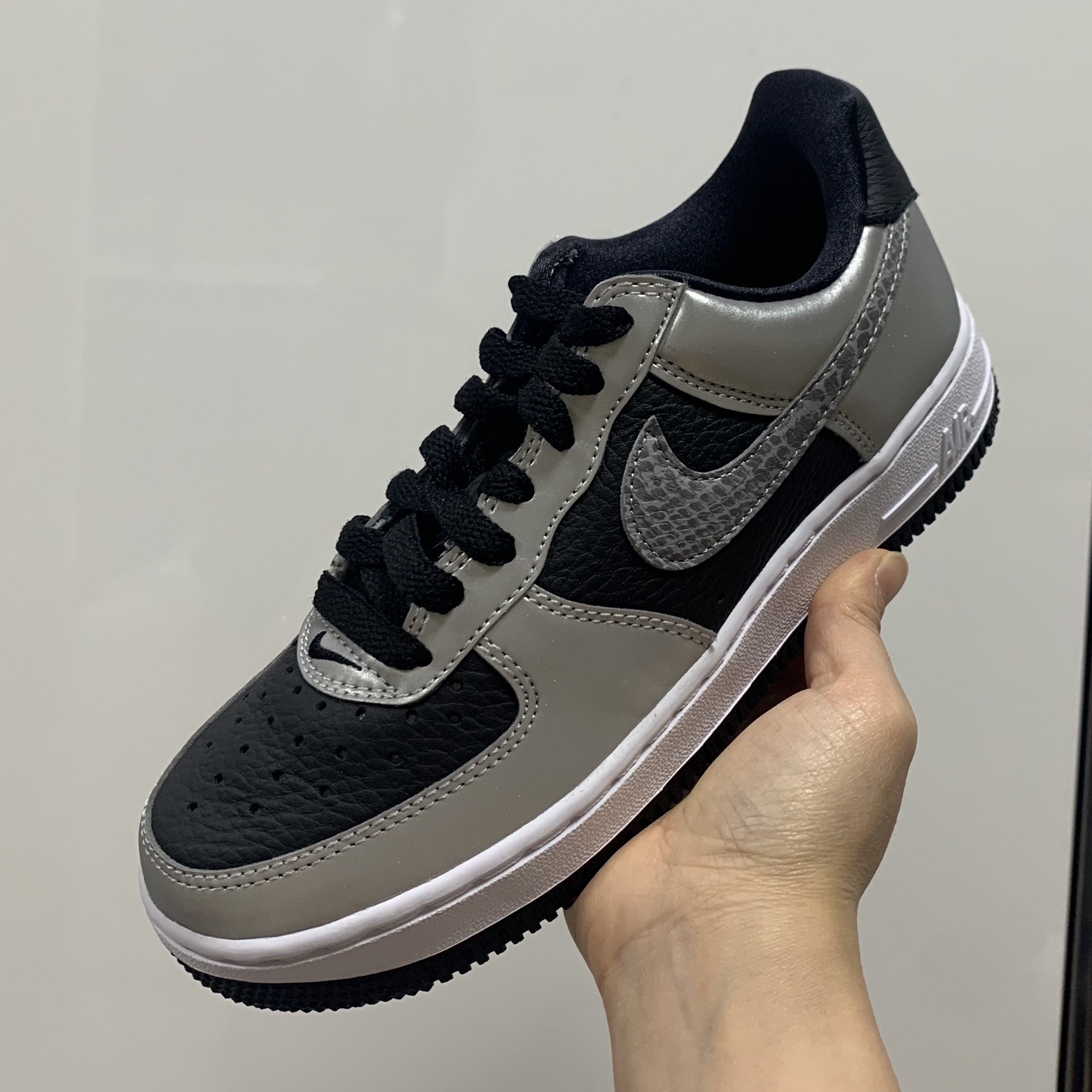 Nike Air Force 1 B Silver Snake 착용 스타일 - 2