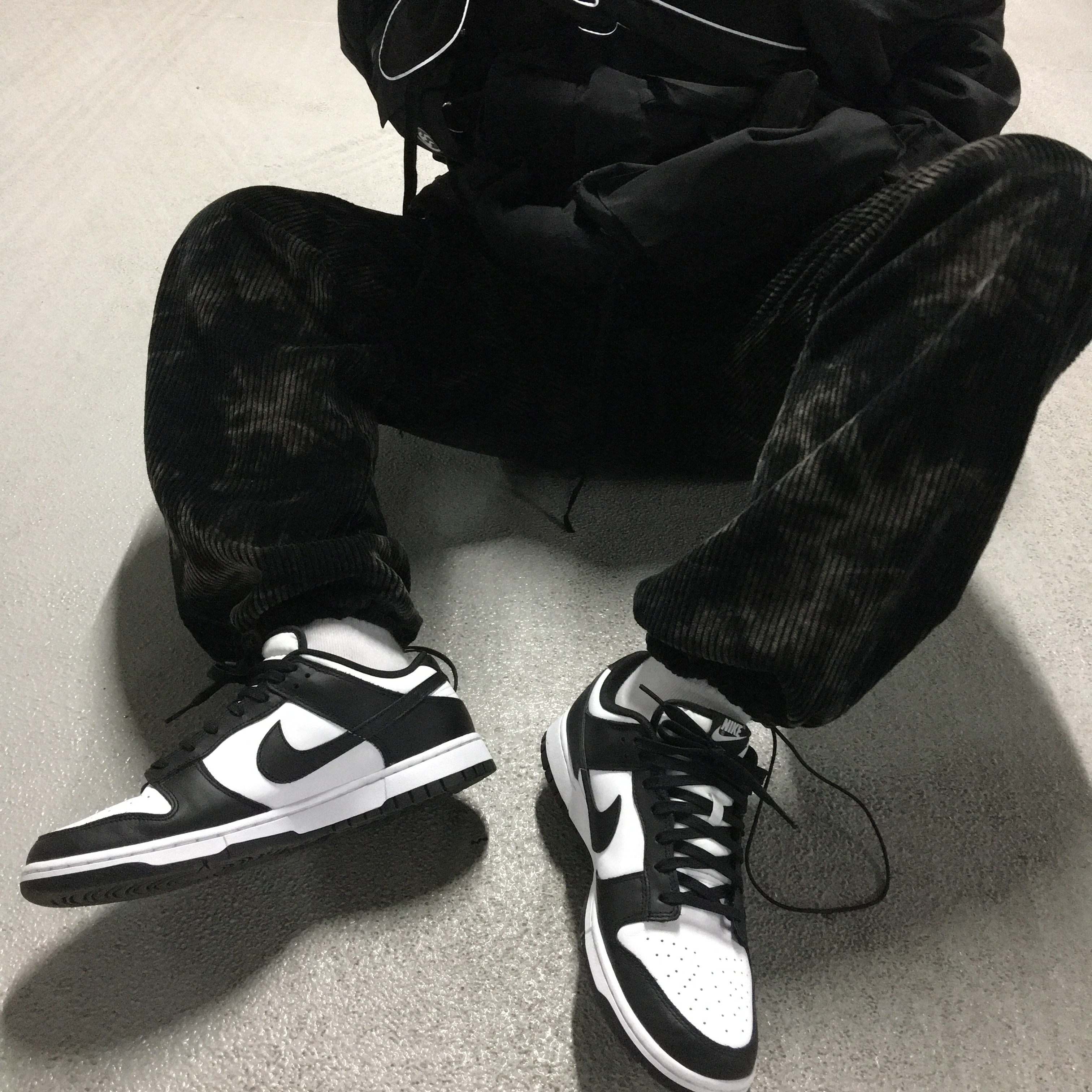 Nike Dunk Low Retro Black 착용 스타일 - 2