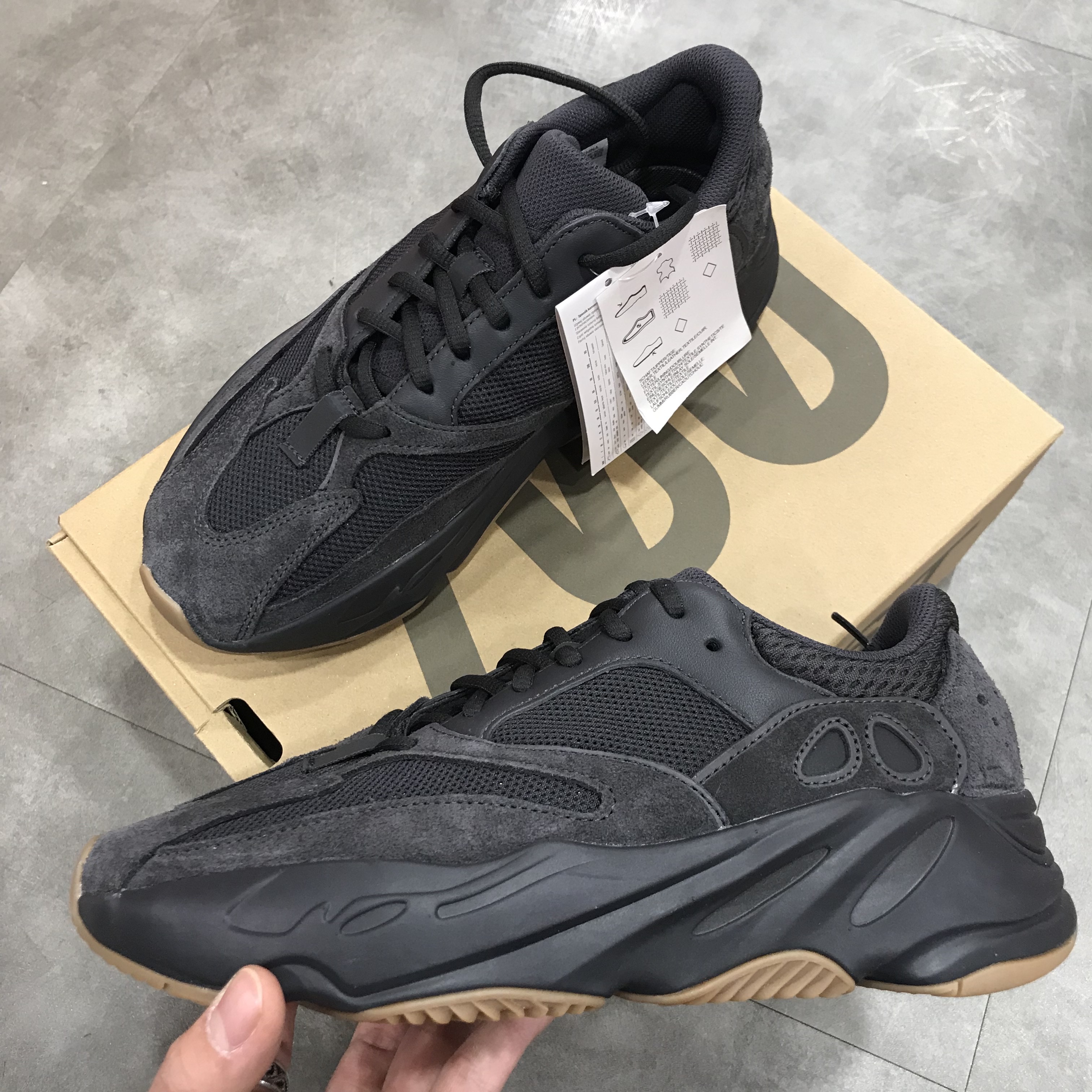 Adidas Yeezy Boost 700 Utility Black 착용 스타일
