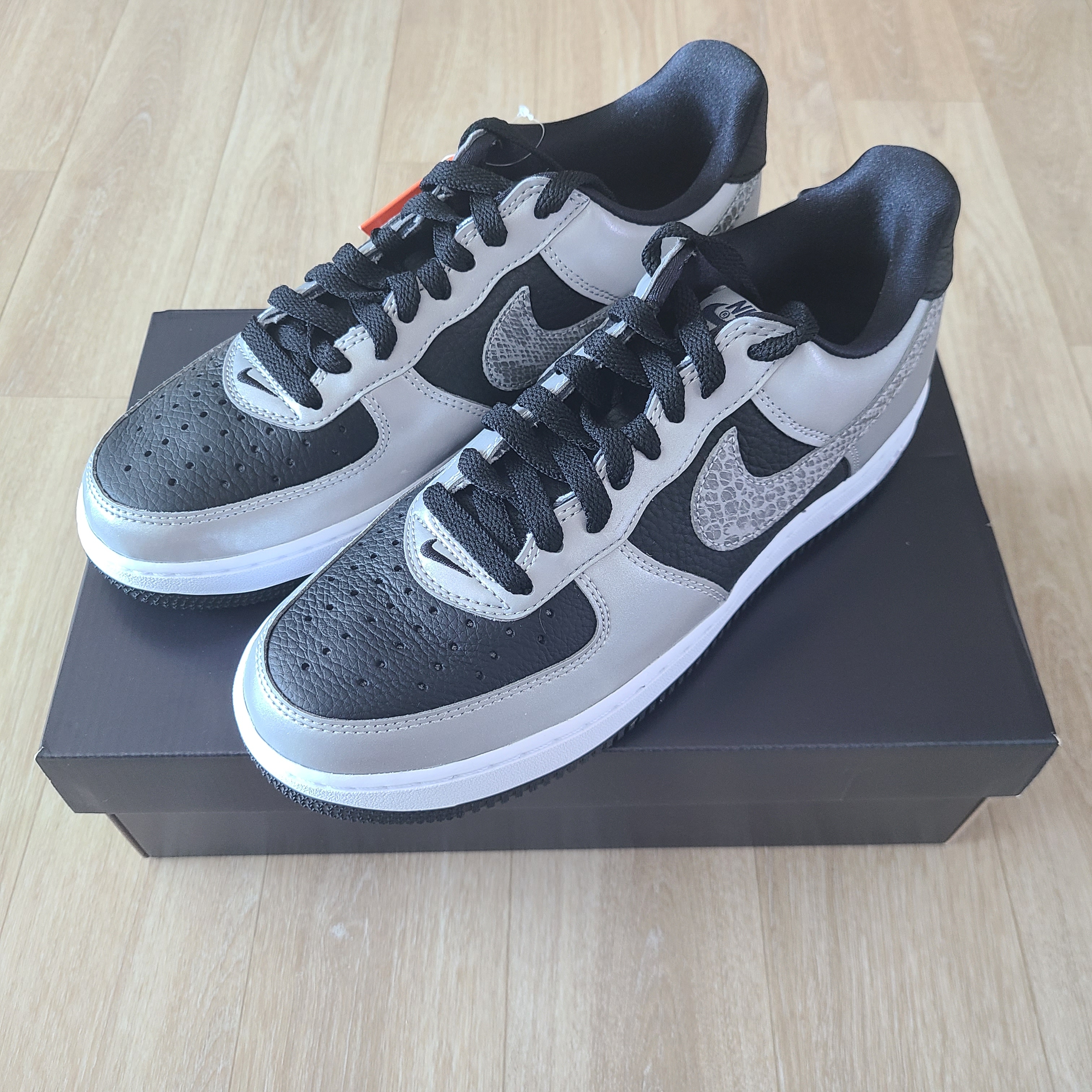 Nike Air Force 1 B Silver Snake 착용 스타일 - 2