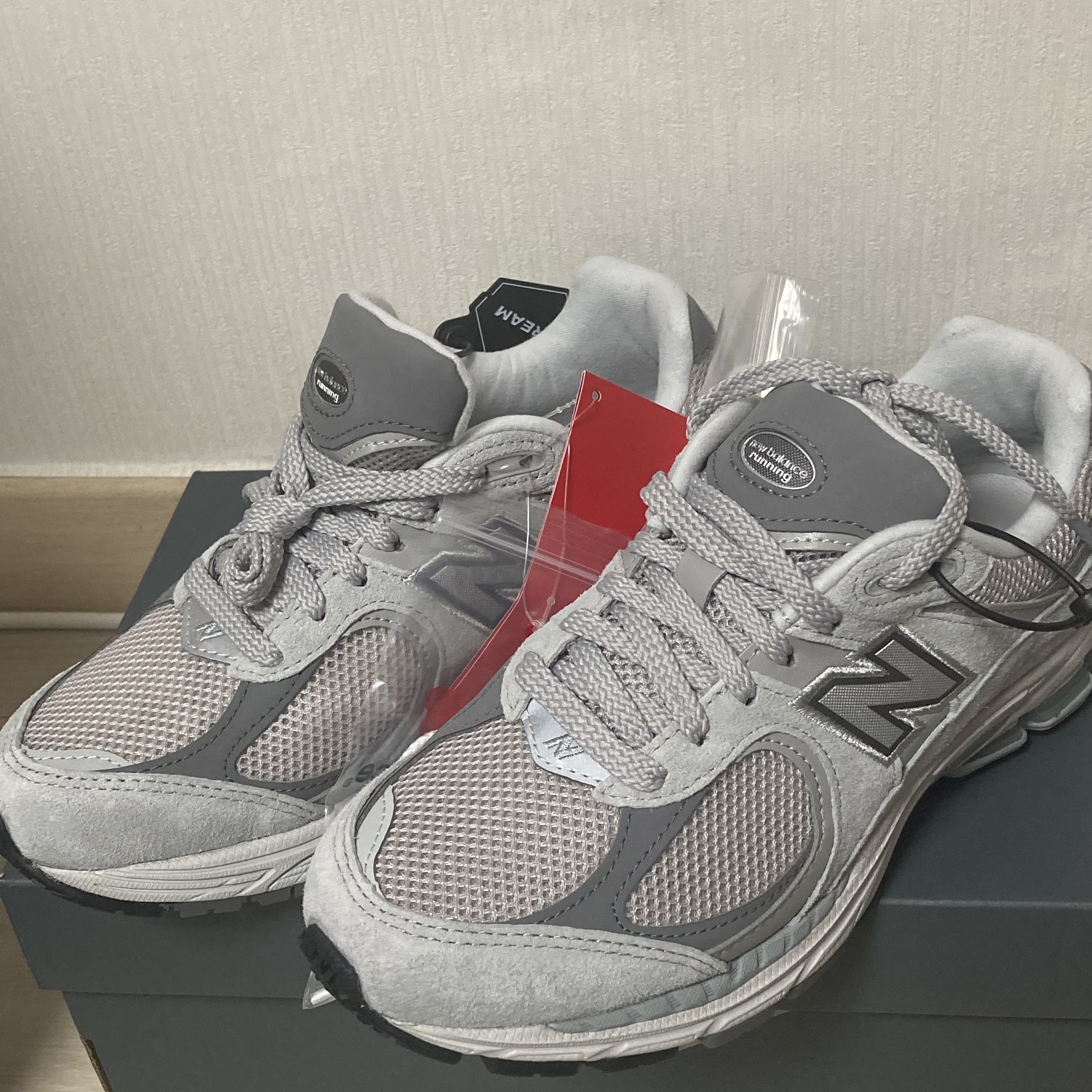 New Balance 2002R T2 Gray 착용 스타일