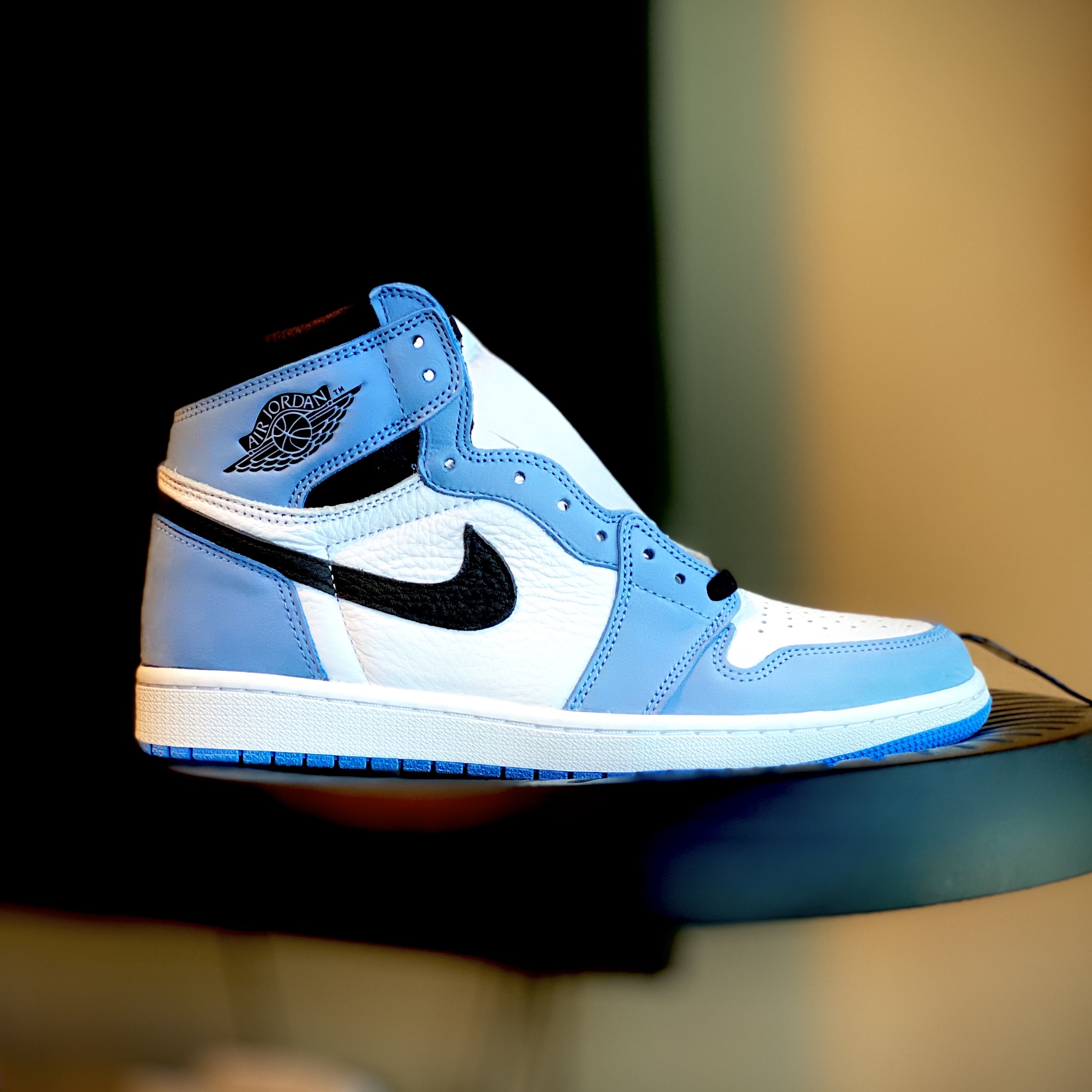 Jordan 1 Retro High OG University Blue 착용 스타일 - 1