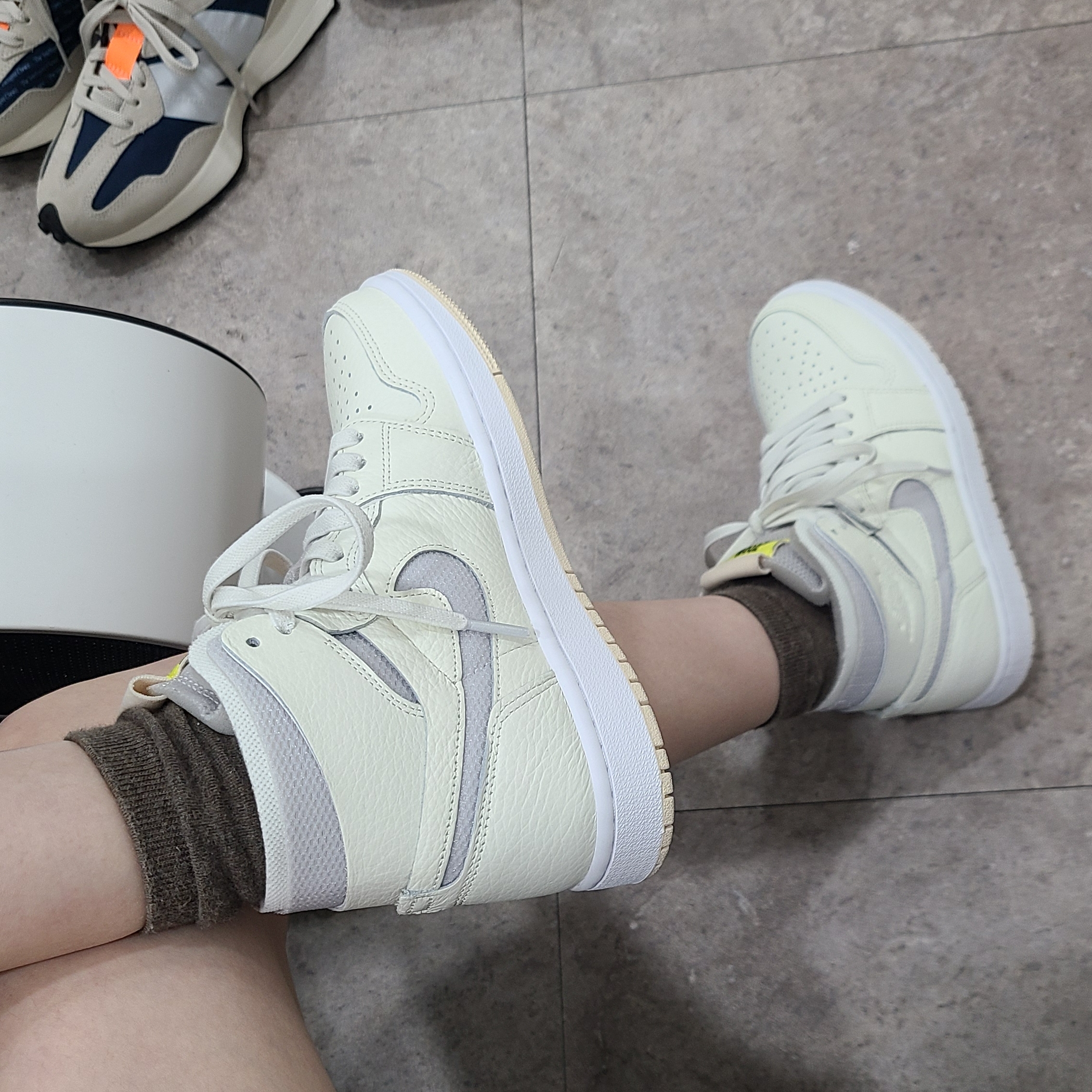 (W) Jordan 1 Zoom Air CMFT Sail, (W) New Balance 327 Outerspace Light Grey 착용 스타일 - 3