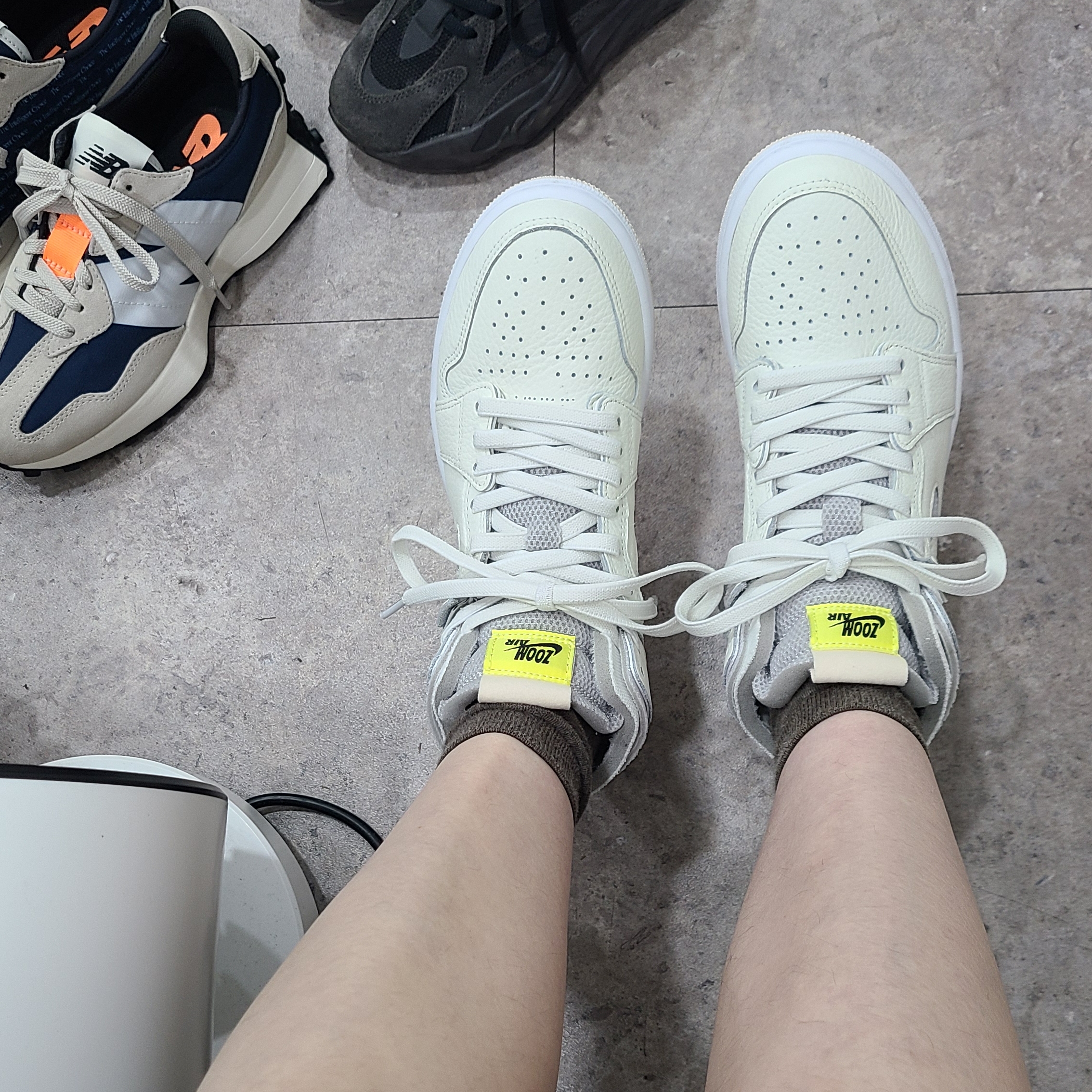 (W) Jordan 1 Zoom Air CMFT Sail, (W) New Balance 327 Outerspace Light Grey 착용 스타일 - 2