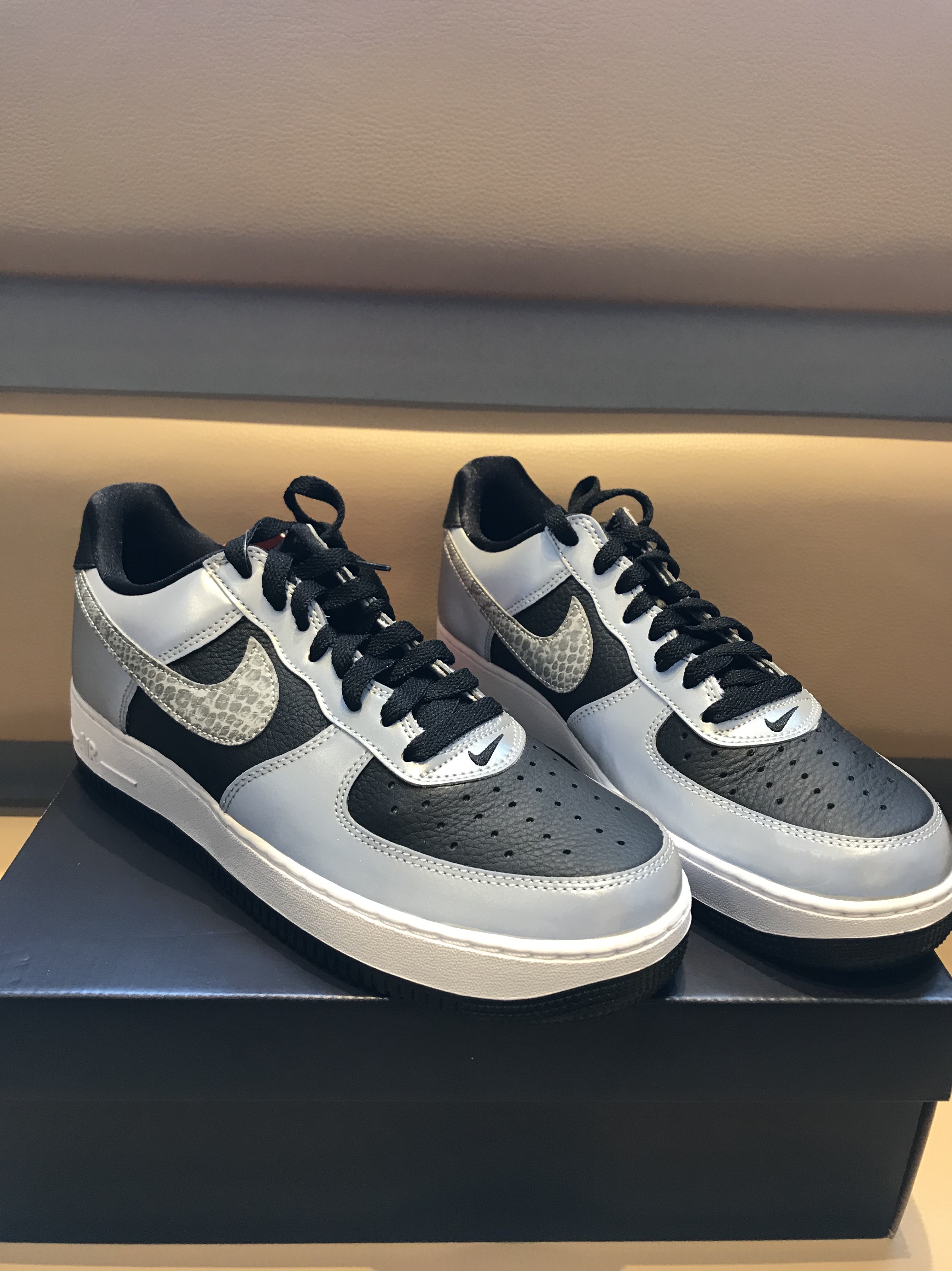 Nike Air Force 1 B Silver Snake 착용 스타일 - 1