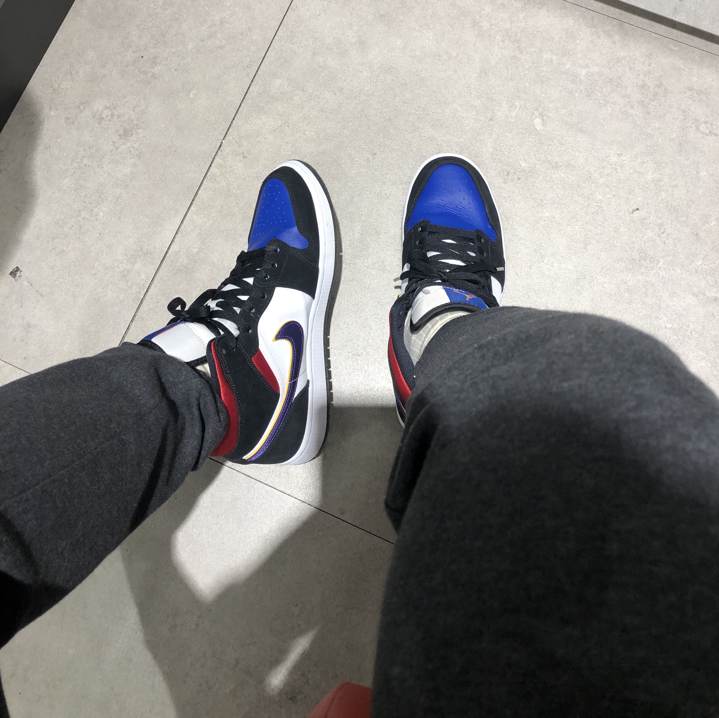 Jordan 1 Mid Lakers Top 3 착용 스타일 - 3
