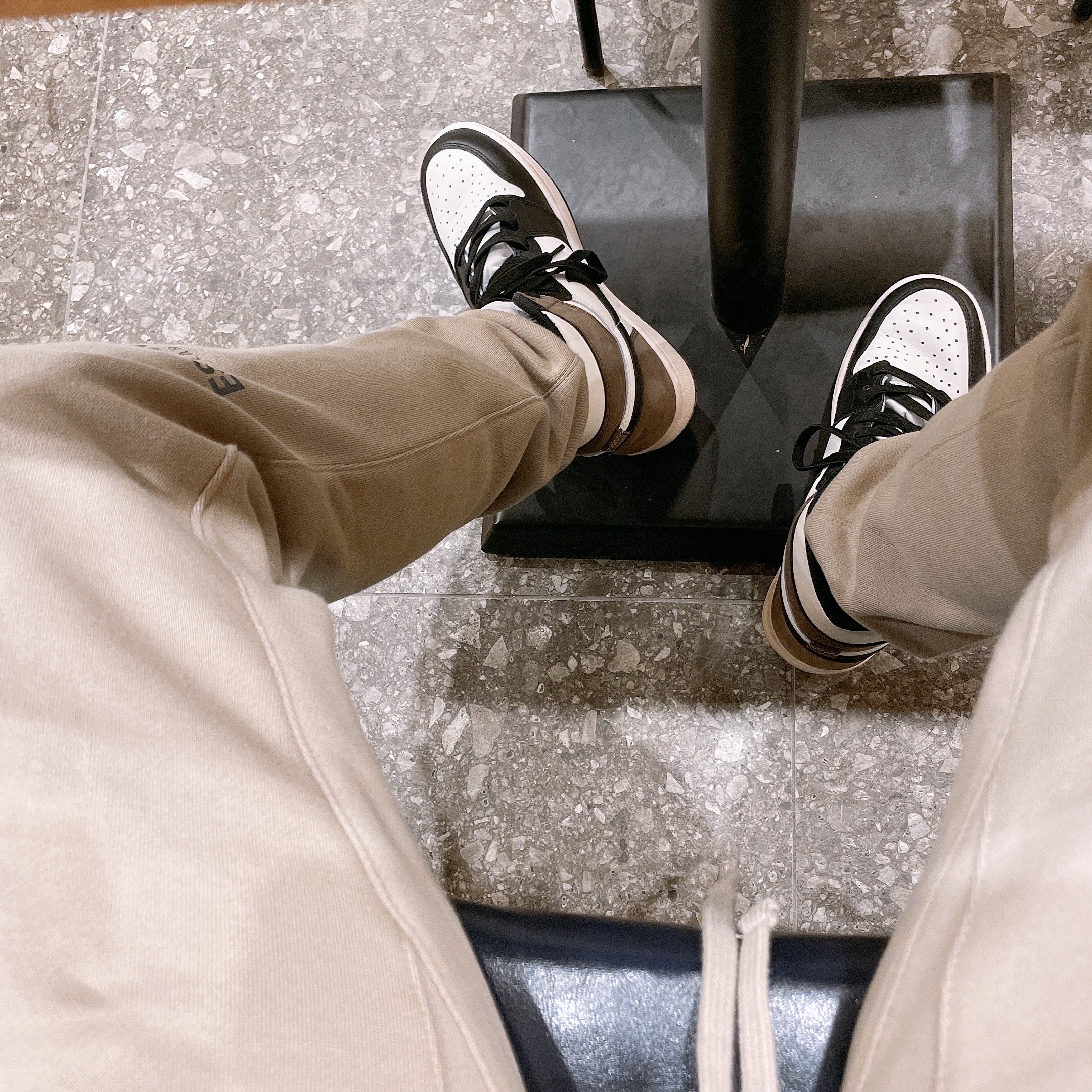 Essentials Sweatpants Olive/Khaki - 20FW, Jordan 1 Retro High OG Black Mocha 착용 스타일