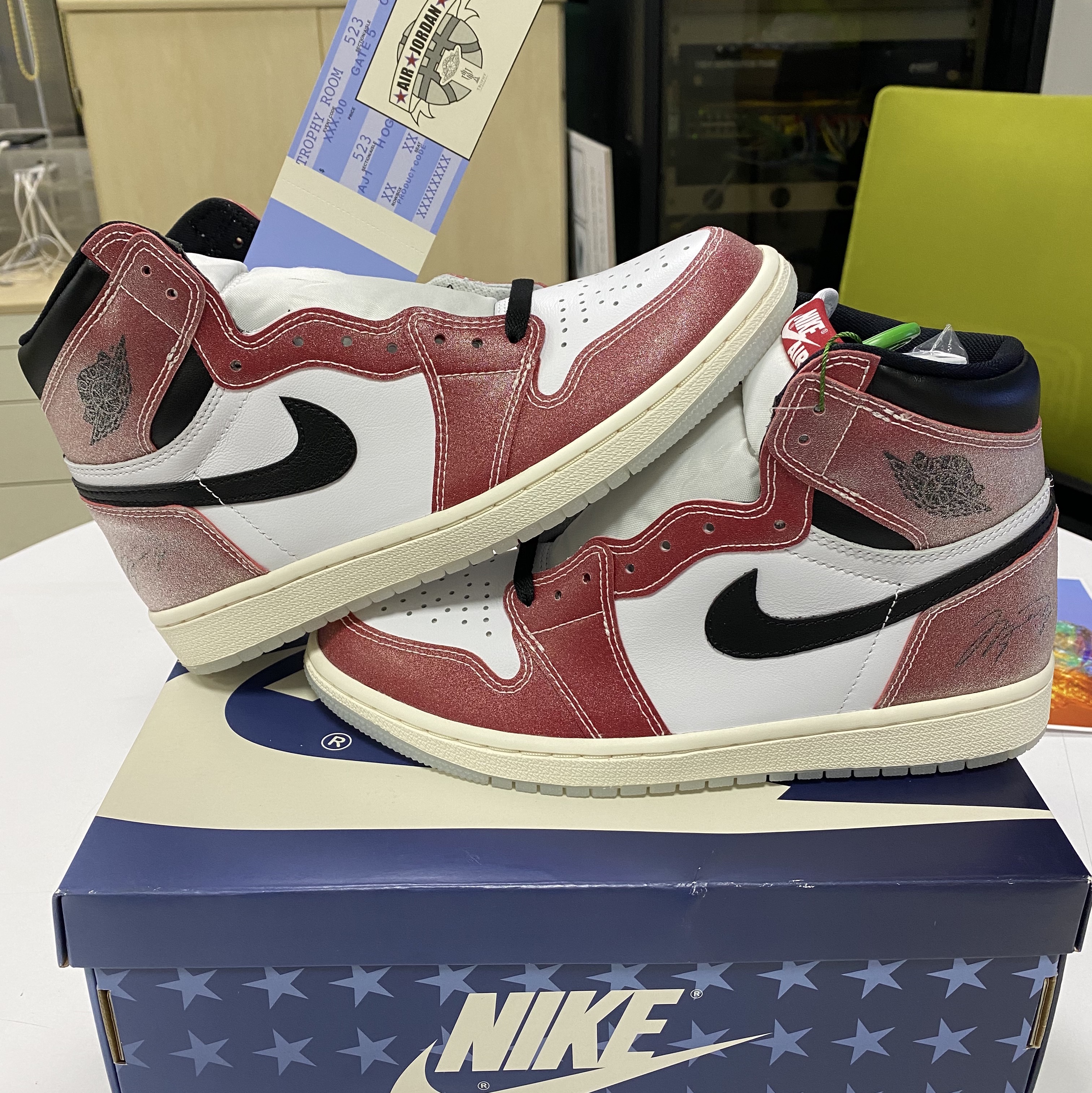 Jordan 1 x Trophy Room Retro High OG SP Chicago 착용 스타일 - 1