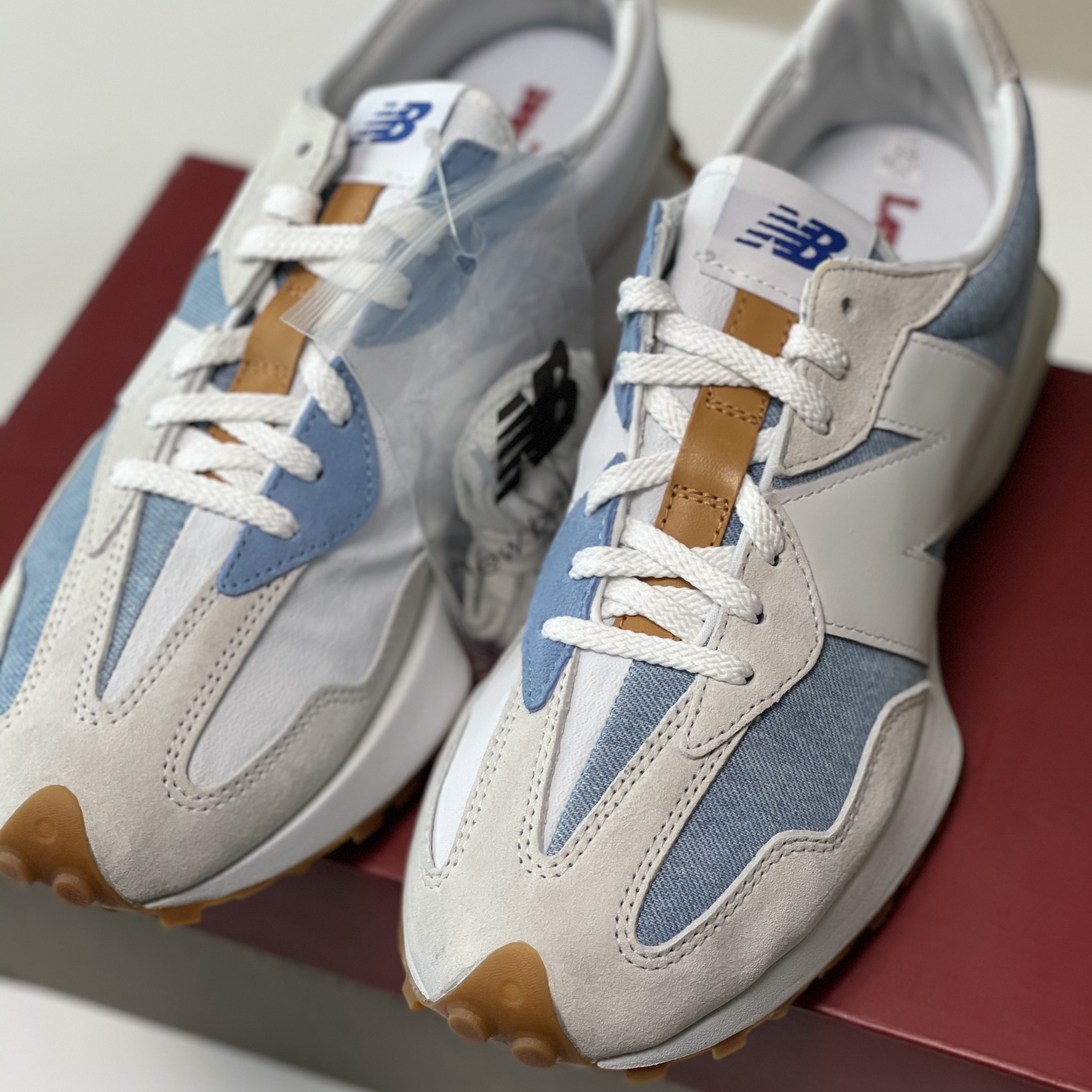 (W) New Balance x Levi's 327 Blue - Levi's Tag 착용 스타일 - 2