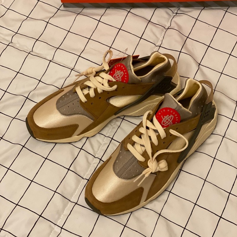 Nike x Stussy Air Huarache LE Desert Oak 착용 스타일