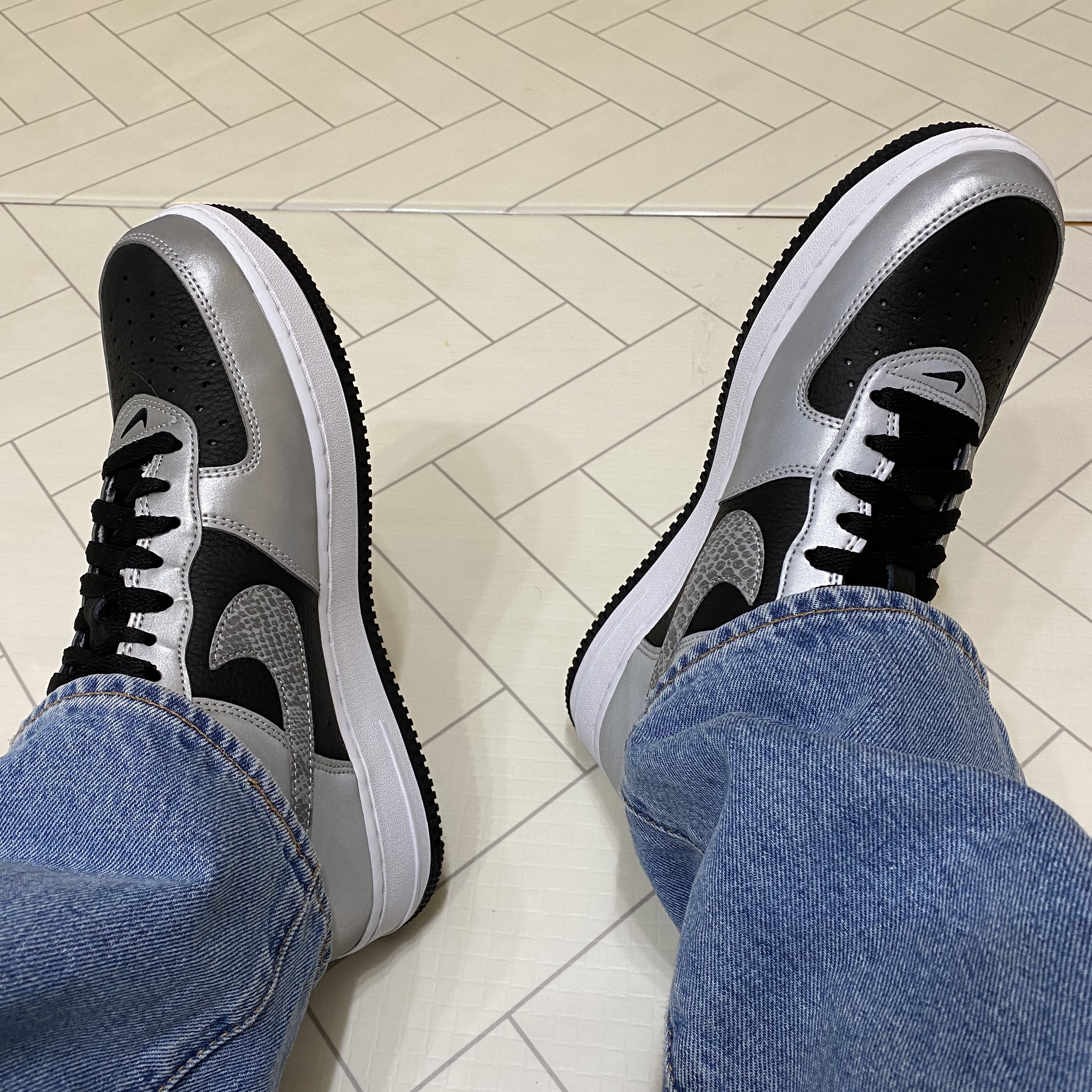 Nike Air Force 1 B Silver Snake 착용 스타일 - 2