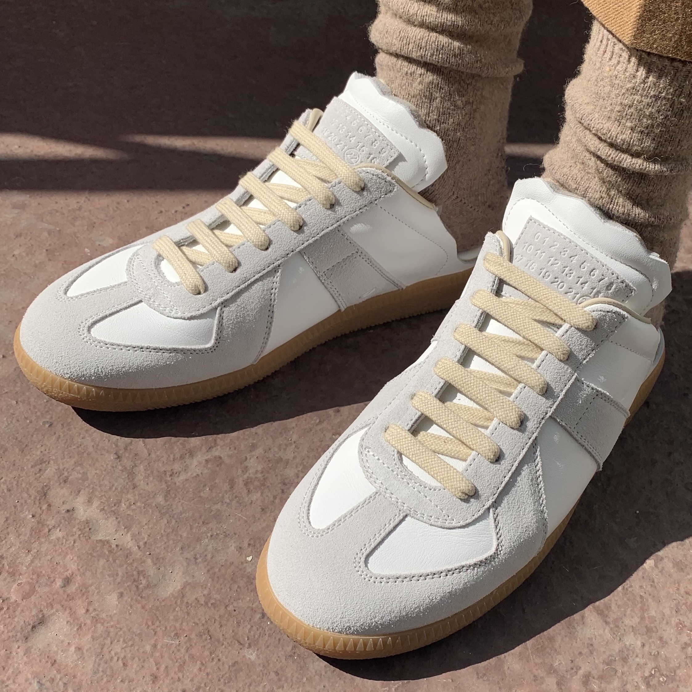 (W) Maison Margiela Replica Cut-Out Sneakers Light Grey 착용 스타일 - 1