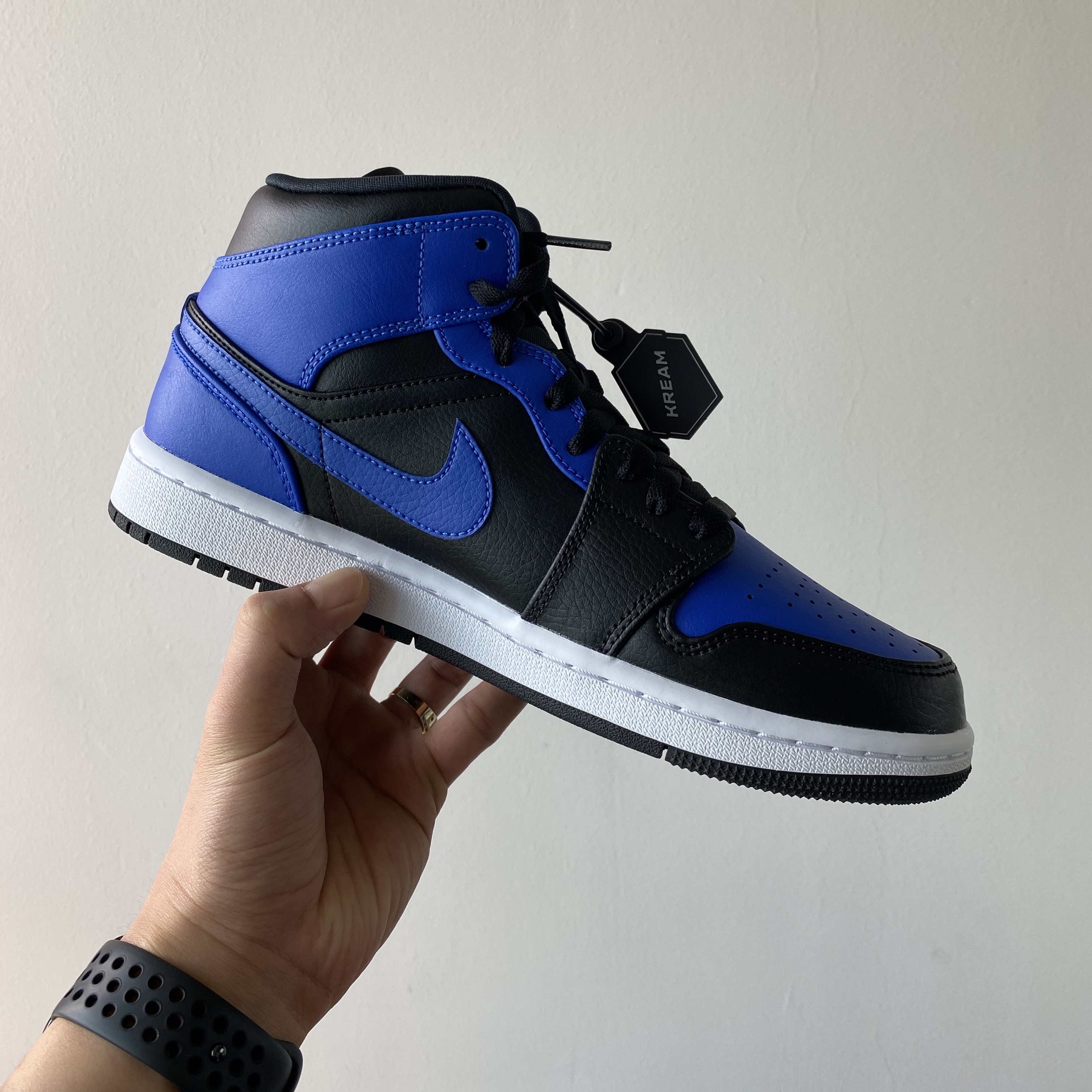 Jordan 1 Mid Black Hyper Royal 착용 스타일