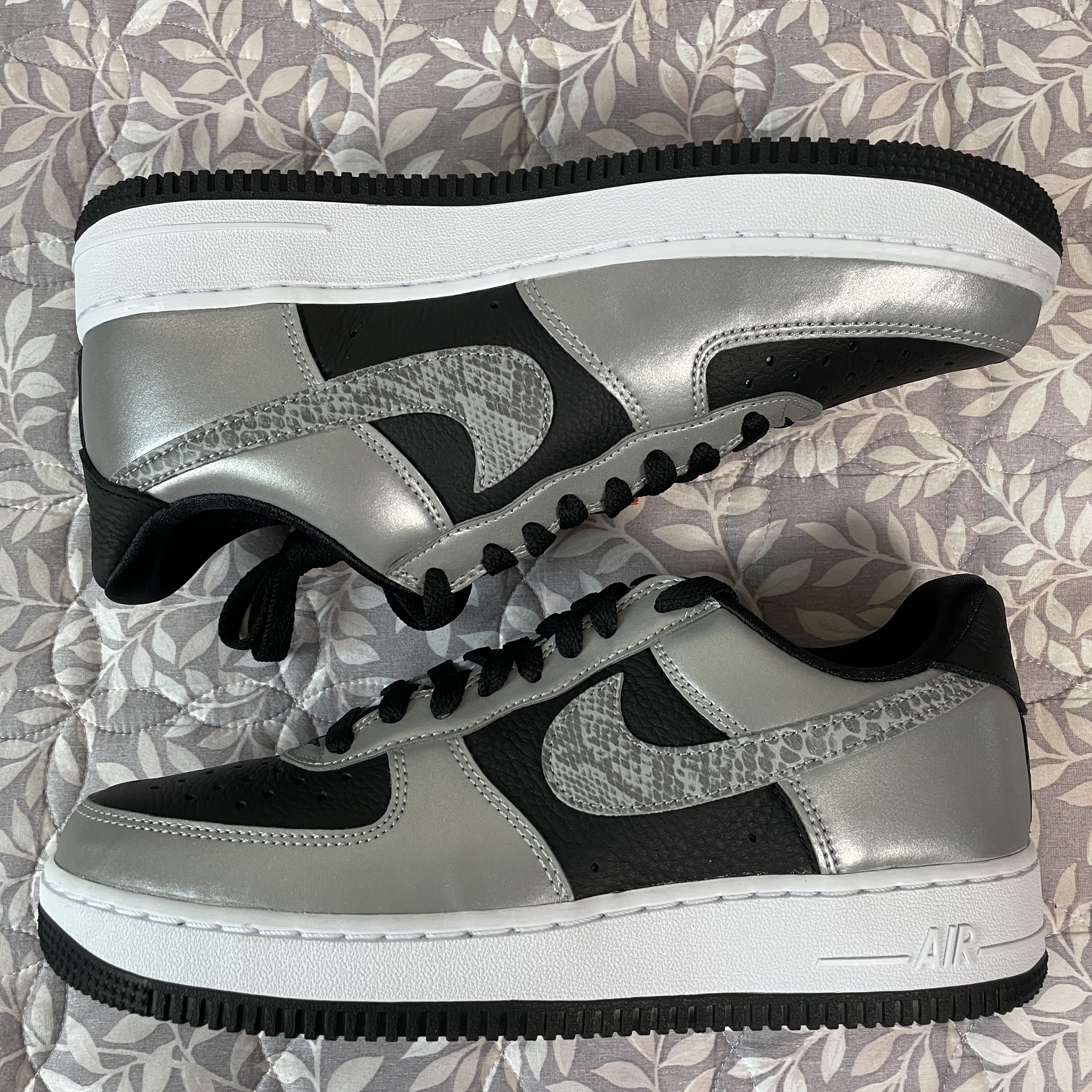 Nike Air Force 1 B Silver Snake 착용 스타일 - 2