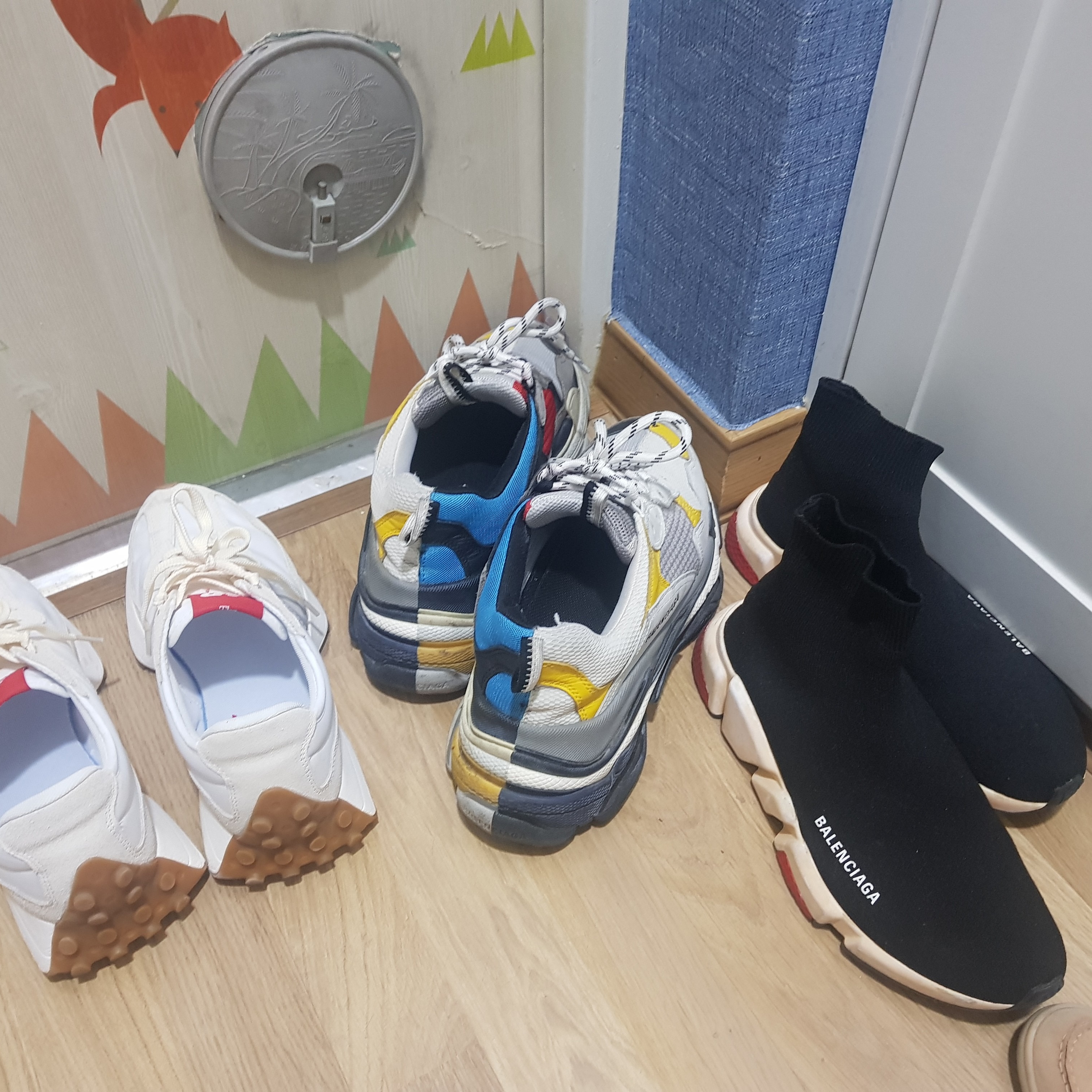 Balenciaga Speed Trainer Black Red 2020, Balenciaga Triple S Bicolor White Light Grey Yellow 2018 착용 스타일 - 1
