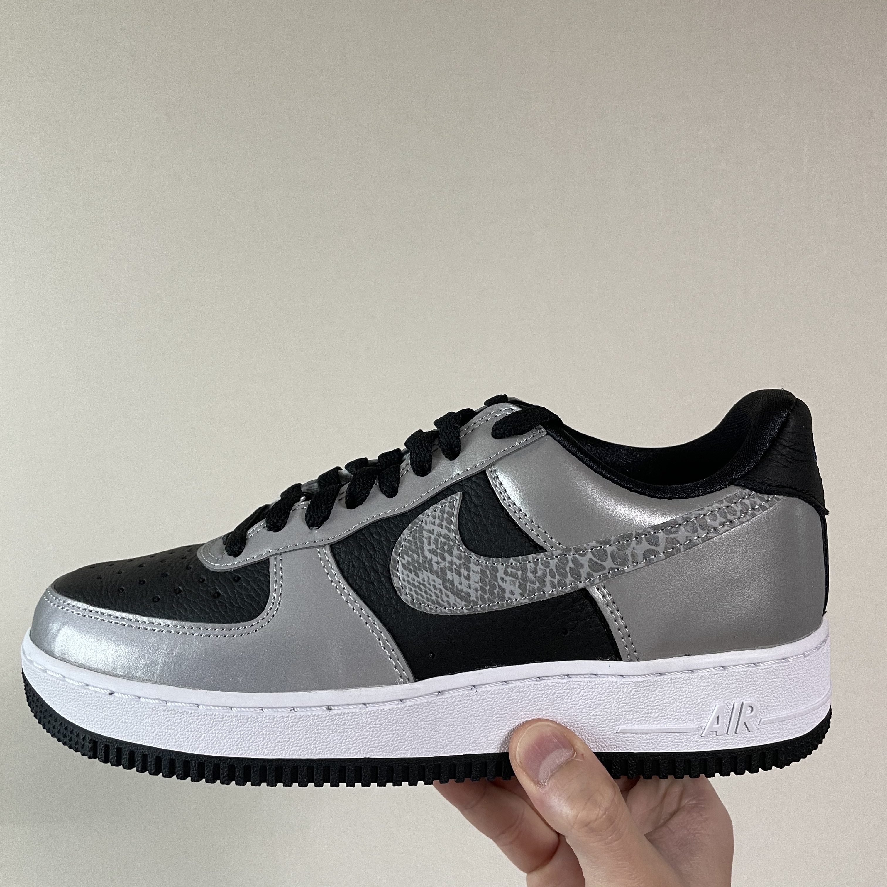 Nike Air Force 1 B Silver Snake 착용 스타일 - 3