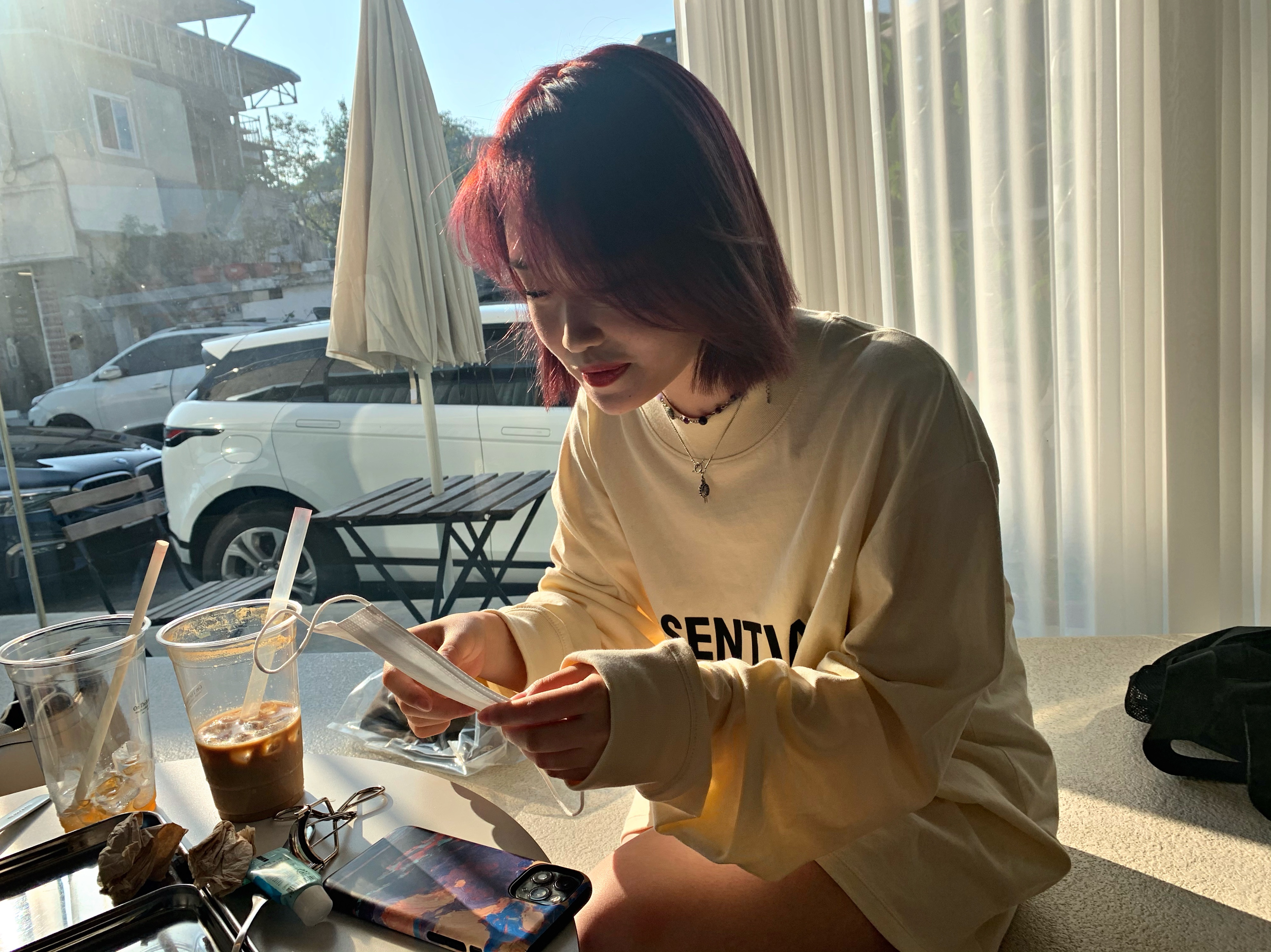 Essentials 3D Silicon Applique Boxy Long Sleeve T-Shirt Buttercream 2020 착용 스타일 - 3