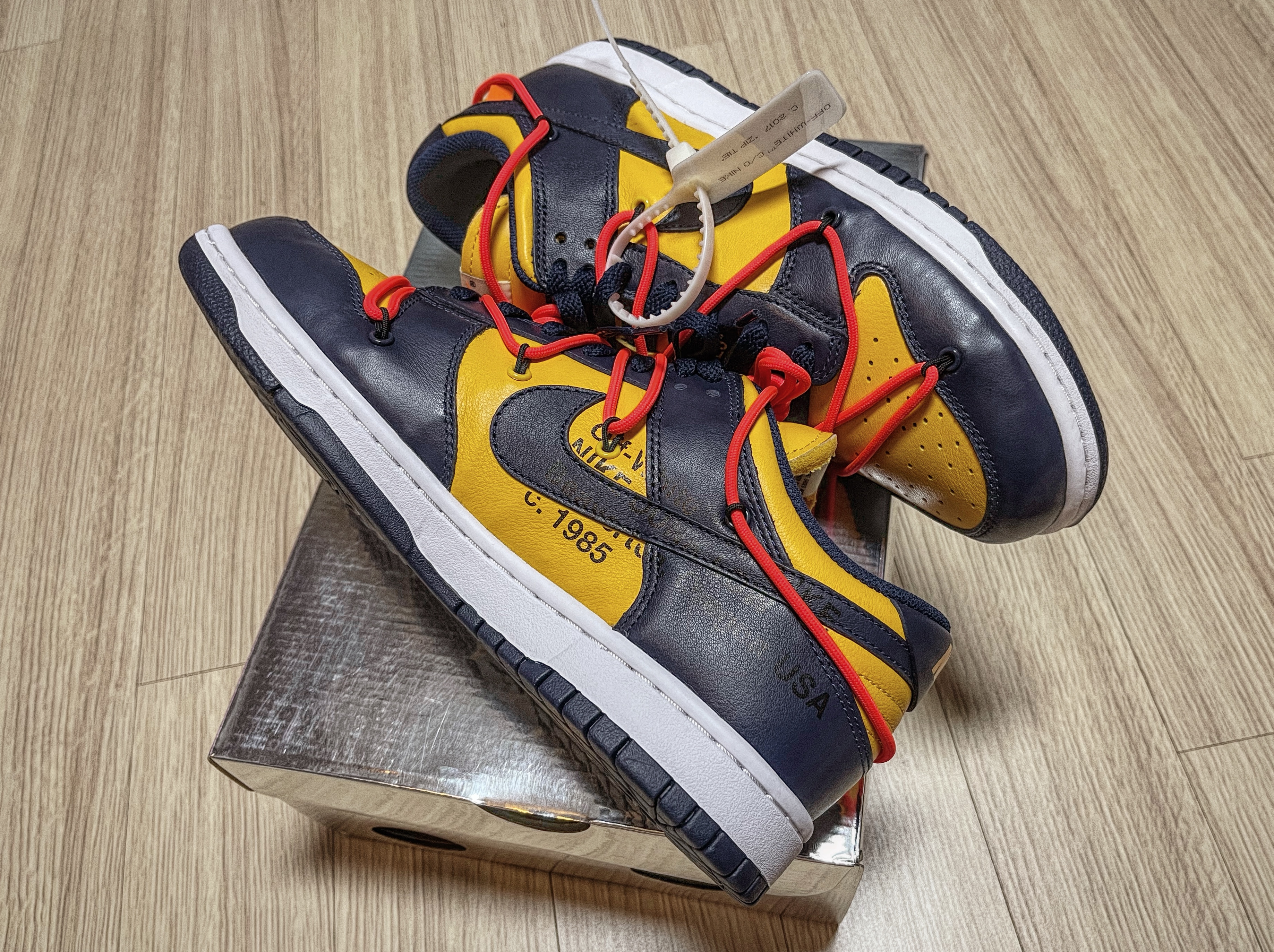 Nike x Off-White Dunk Low University Gold Midnight Navy 착용 스타일 - 1