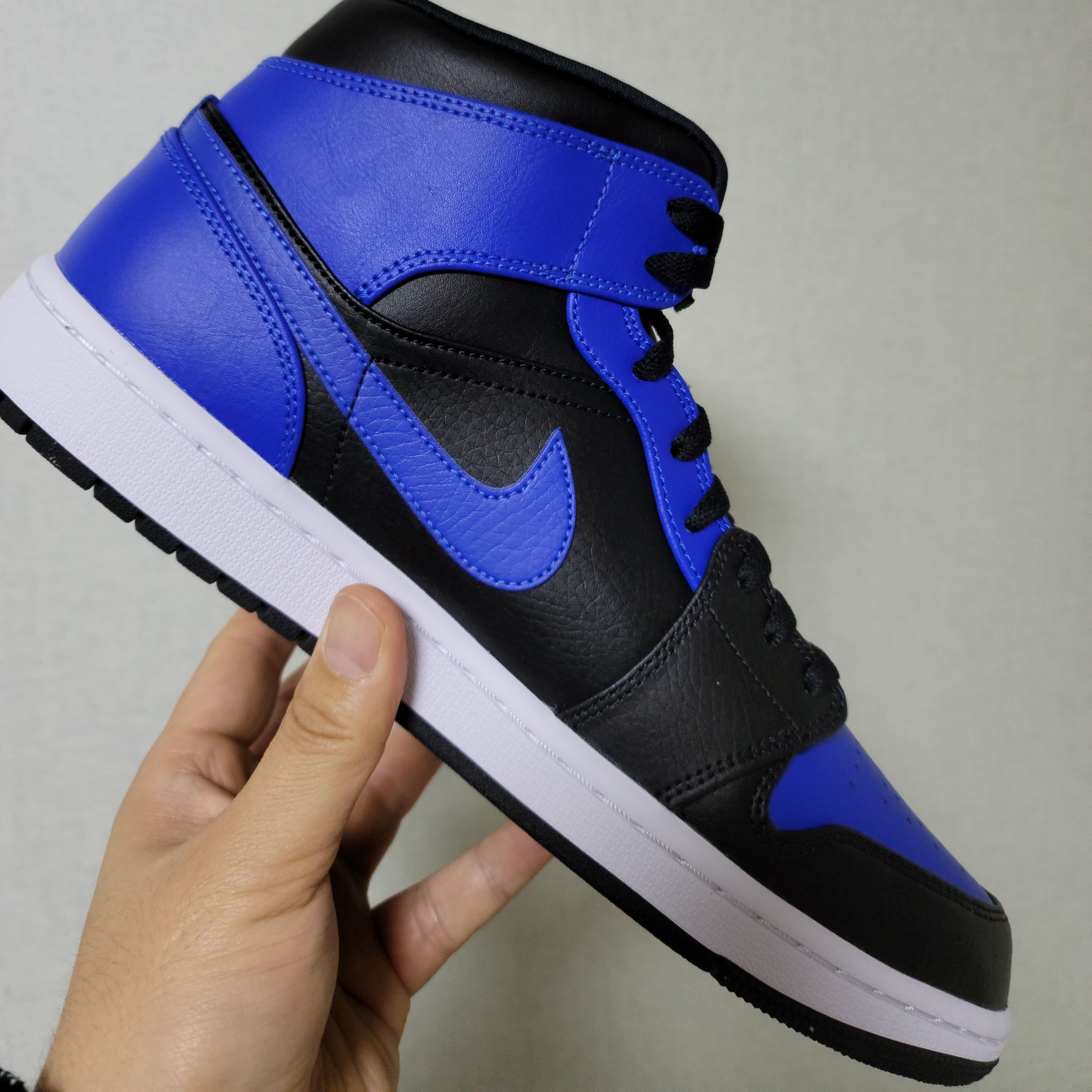 Jordan 1 Mid Black Hyper Royal 착용 스타일