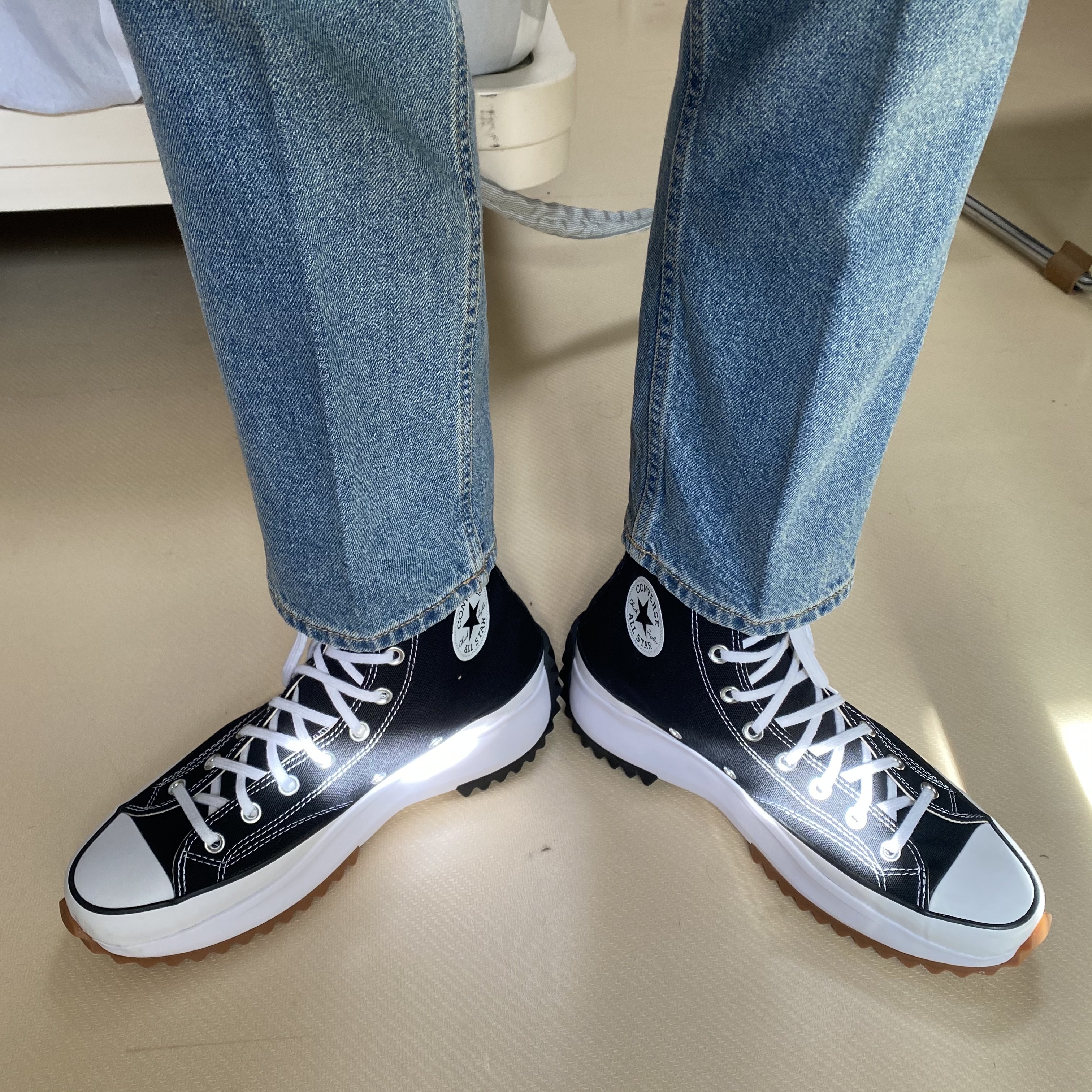 Converse Run Star Hike Hi Black White Gum 착용 스타일 - 1