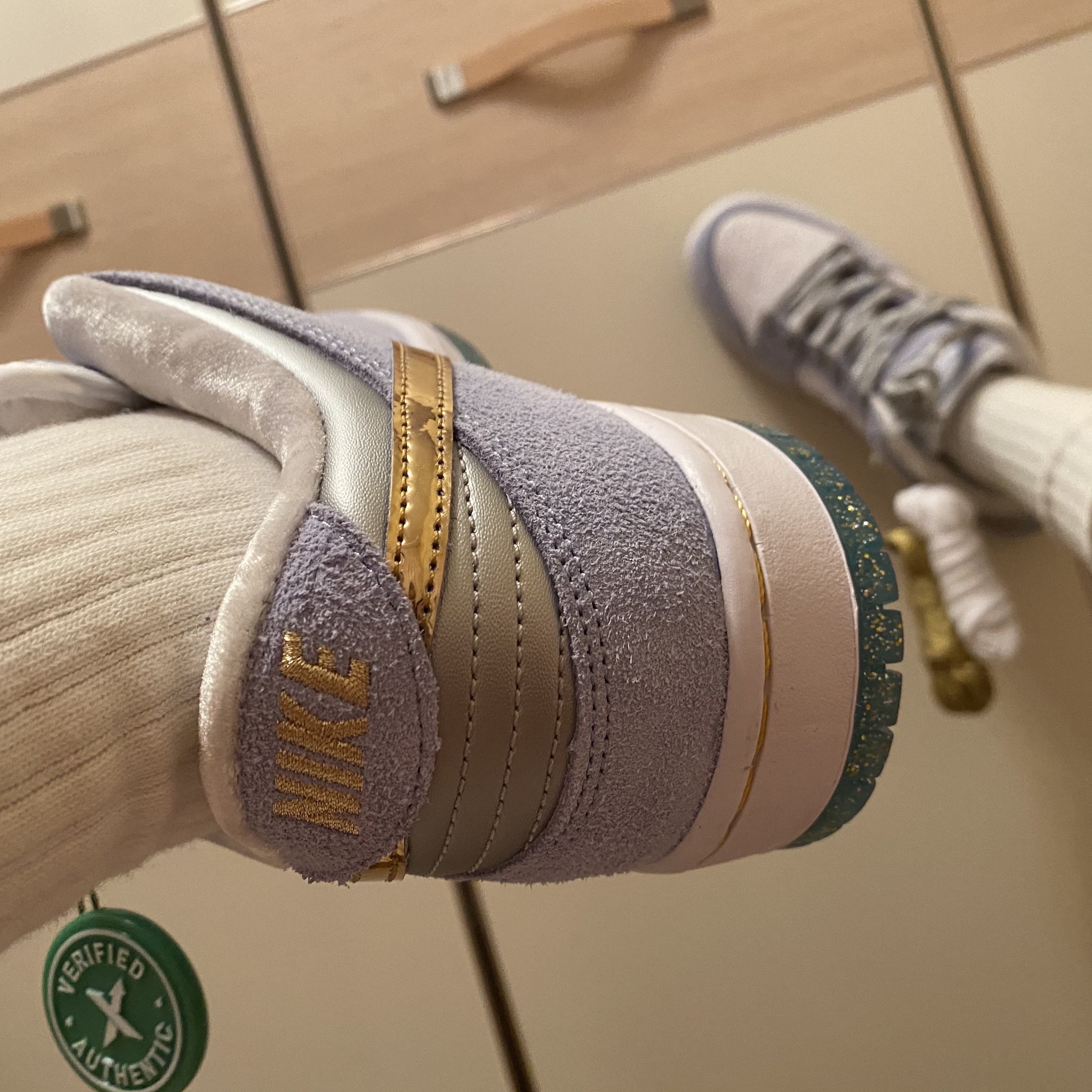 Nike x Sean Cliver SB Dunk Low Holiday Special 착용 스타일 - 3