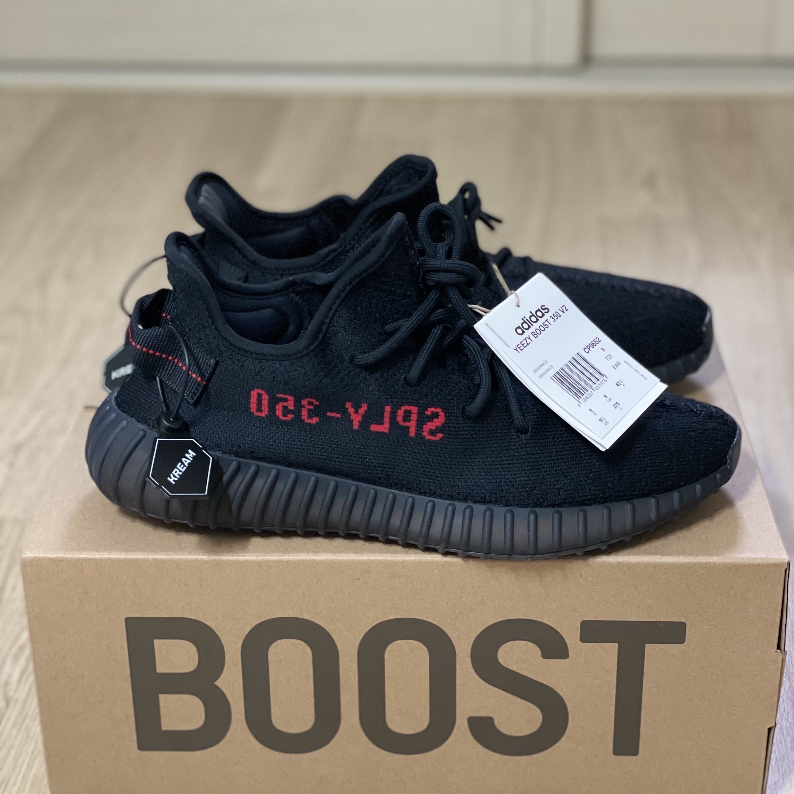 Adidas Yeezy Boost 350 V2 Black Red 2020 착용 스타일 - 3
