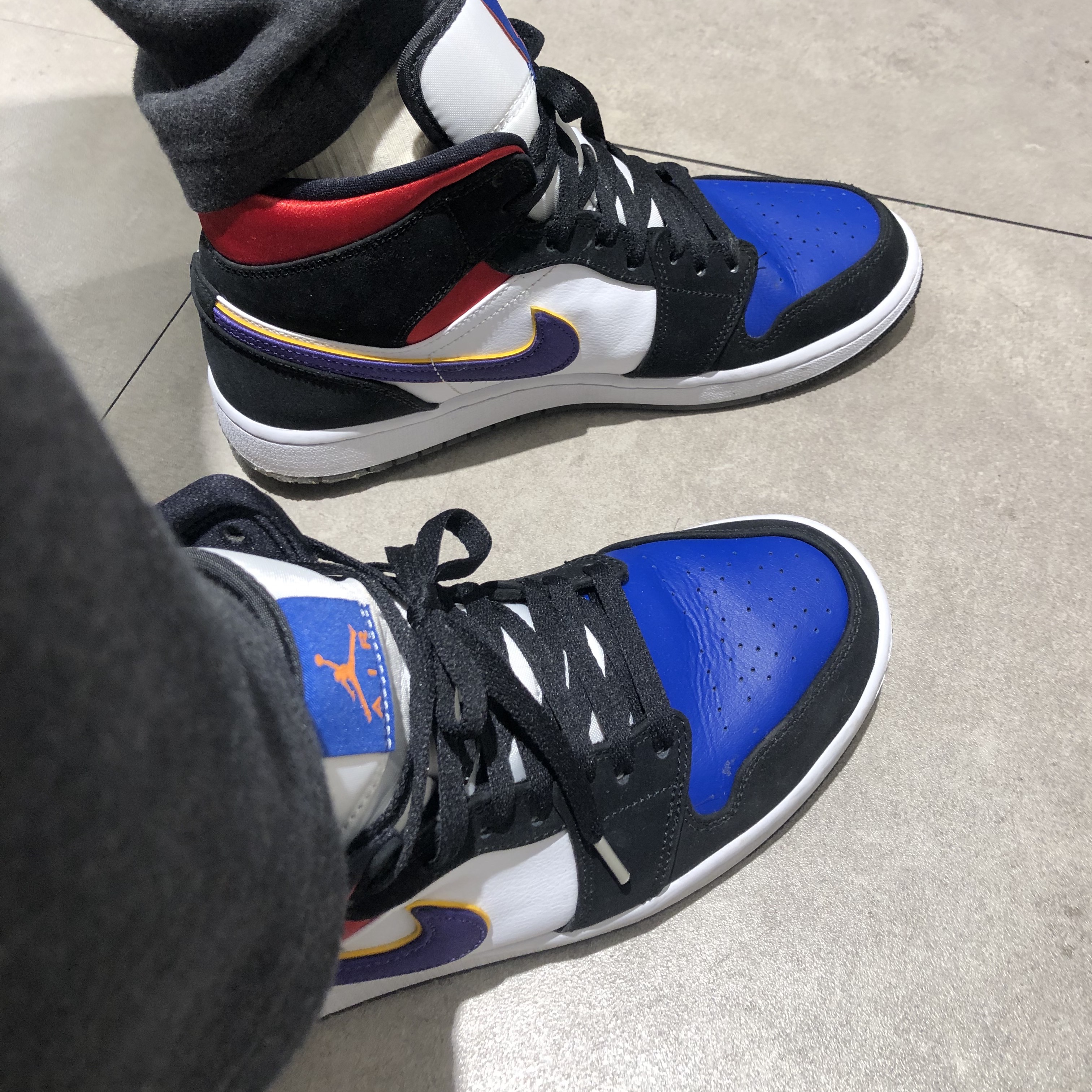 Jordan 1 Mid Lakers Top 3 착용 스타일 - 4