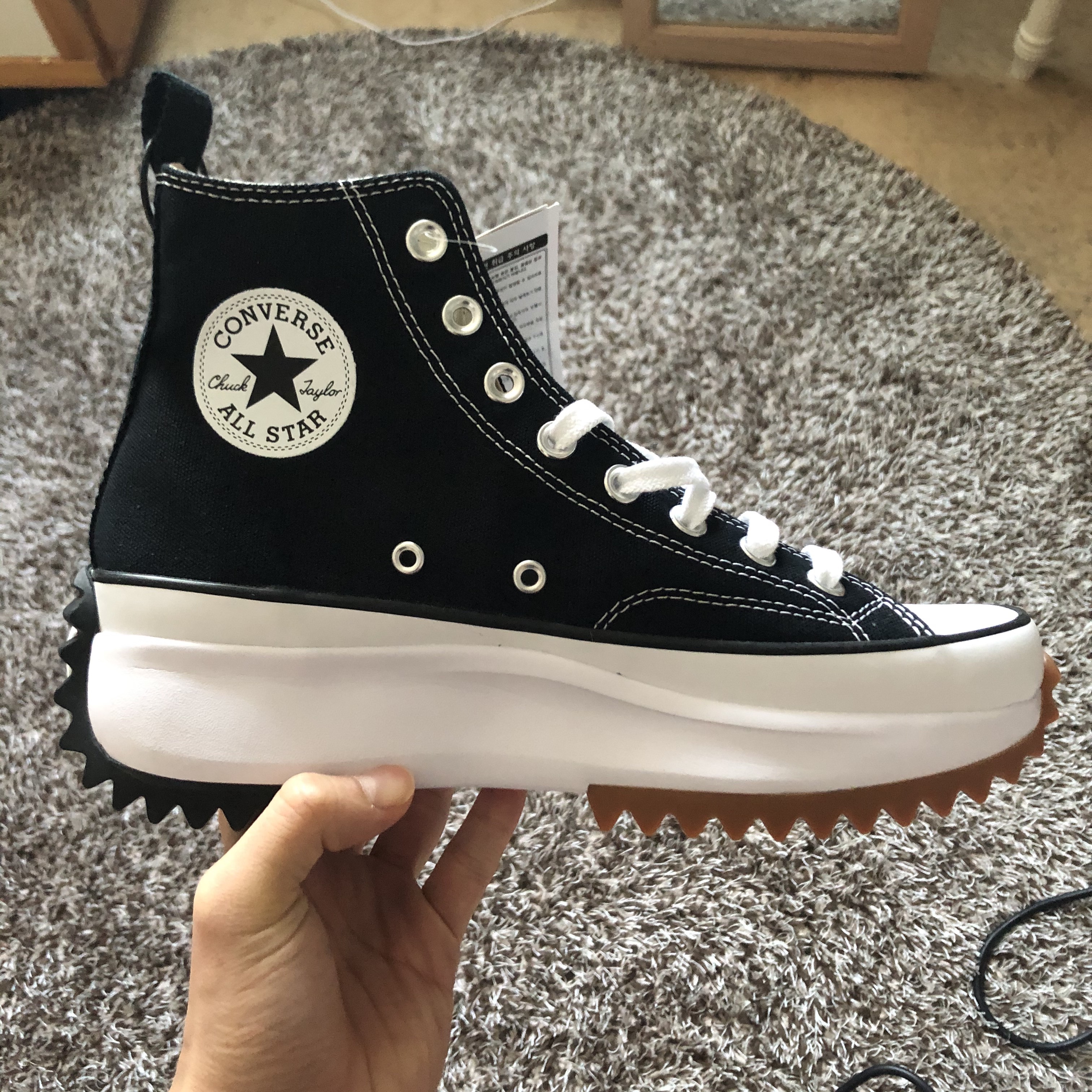 Converse Run Star Hike Hi Black White Gum 착용 스타일 - 1
