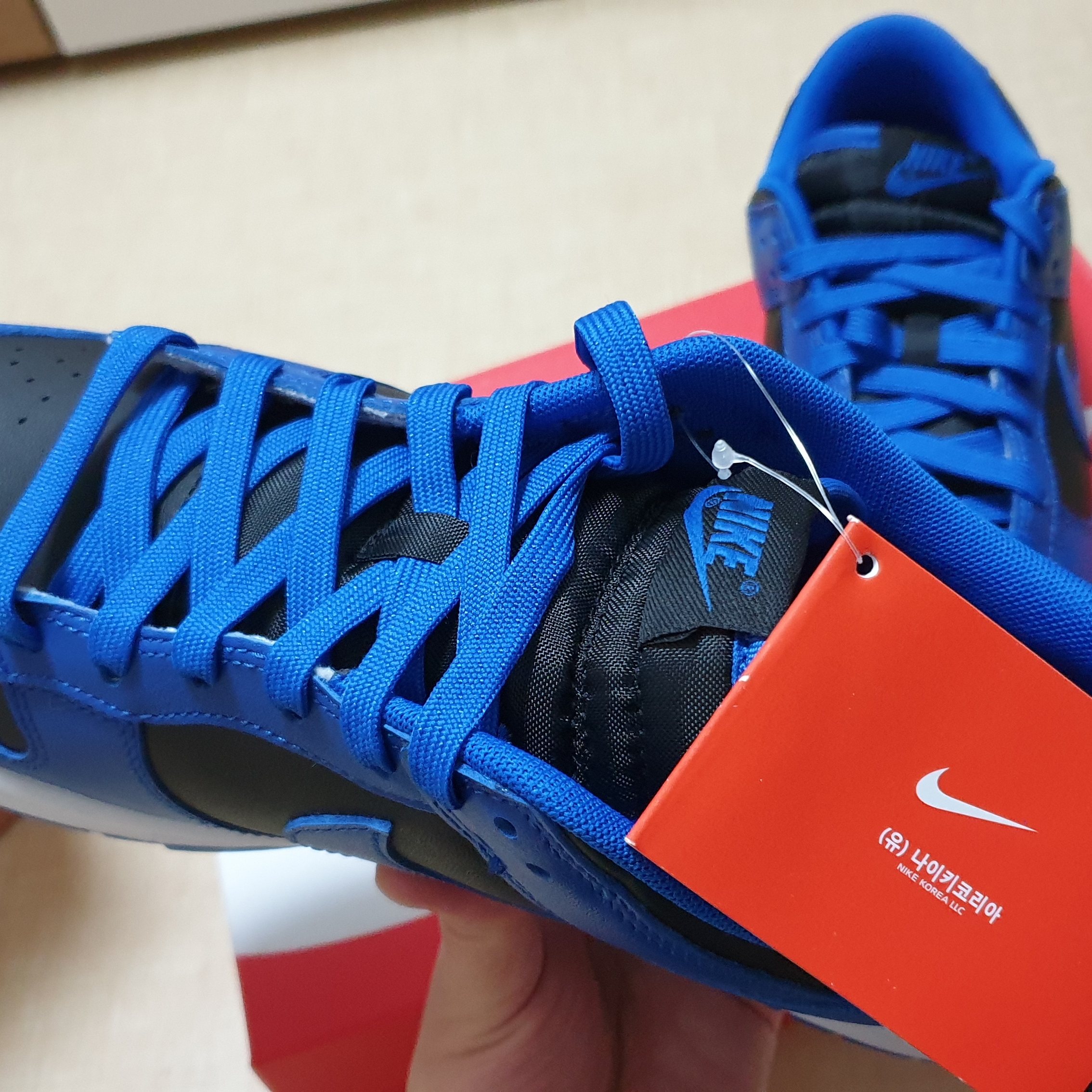 Nike Dunk Low Retro Hyper Cobalt 착용 스타일 - 2