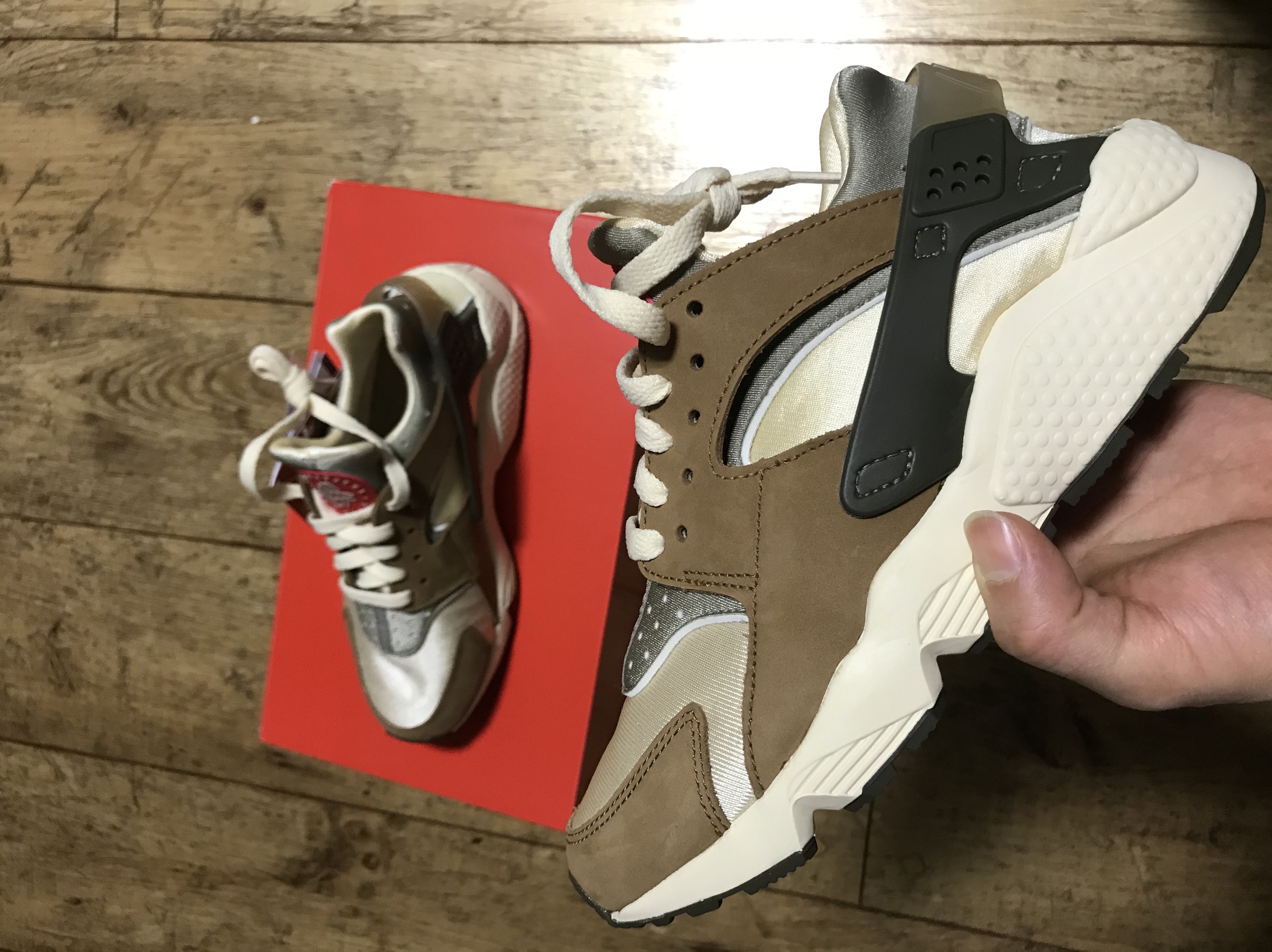 Nike x Stussy Air Huarache LE Desert Oak 착용 스타일 - 3