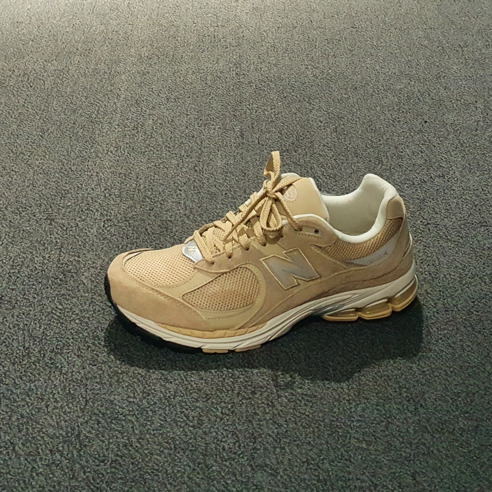 New Balance 2002R T2 Beige, New Balance 992 Made in USA Tan 착용 스타일 - 1