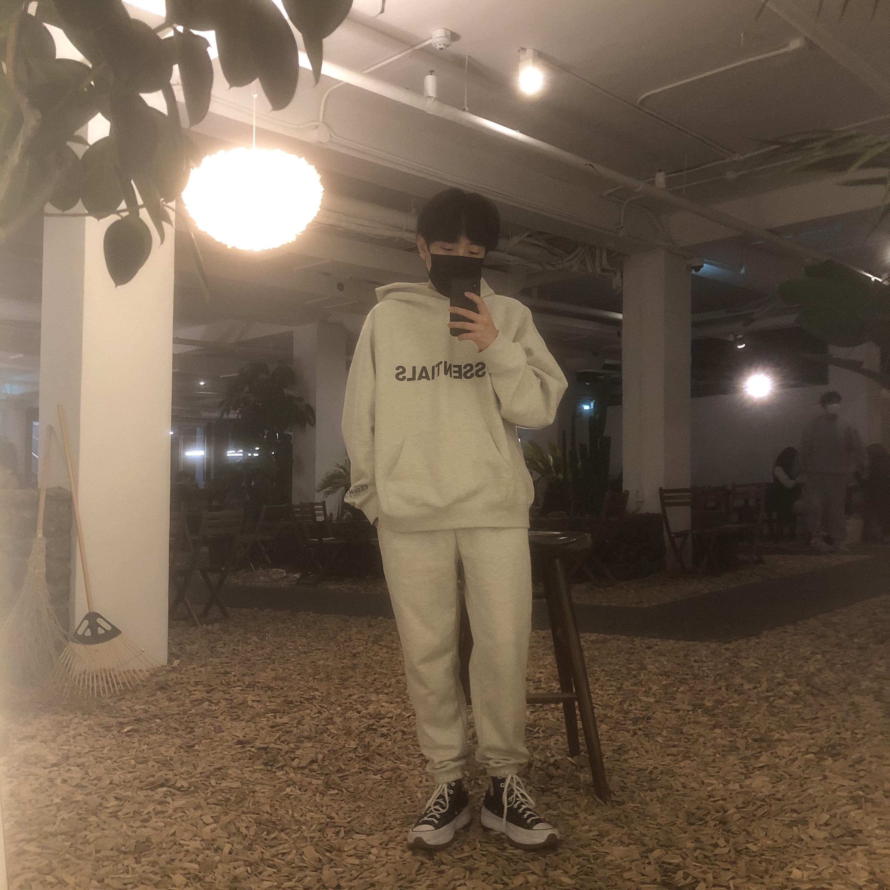 Essentials 3D Silicon Applique Pullover Hoodie Oatmeal/Oatmeal Heather/Light Heather Oatmeal 2020, Converse Run Star Hike Hi Black White Gum 착용 스타일